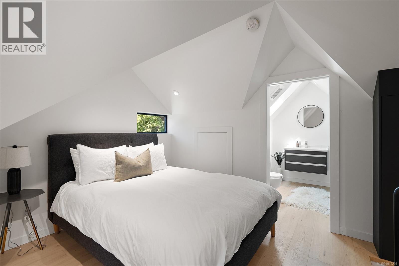 VICTORIA, British Columbia, V8S 4A6, CA, 6 Bedrooms Bedrooms, ,5 BathroomsBathrooms,Residential,For Sale,1948735