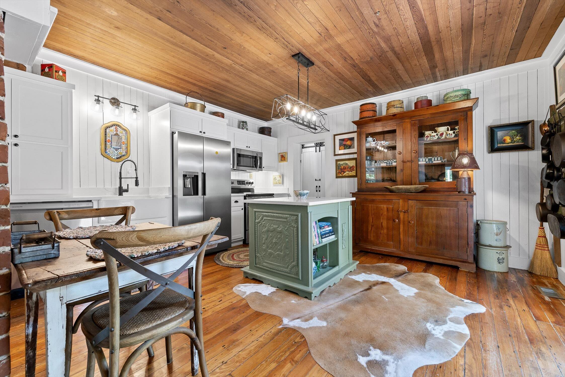 Mentone, Alabama, 35984, United States, 3 Bedrooms Bedrooms, ,2 BathroomsBathrooms,Residential,For Sale,1973723