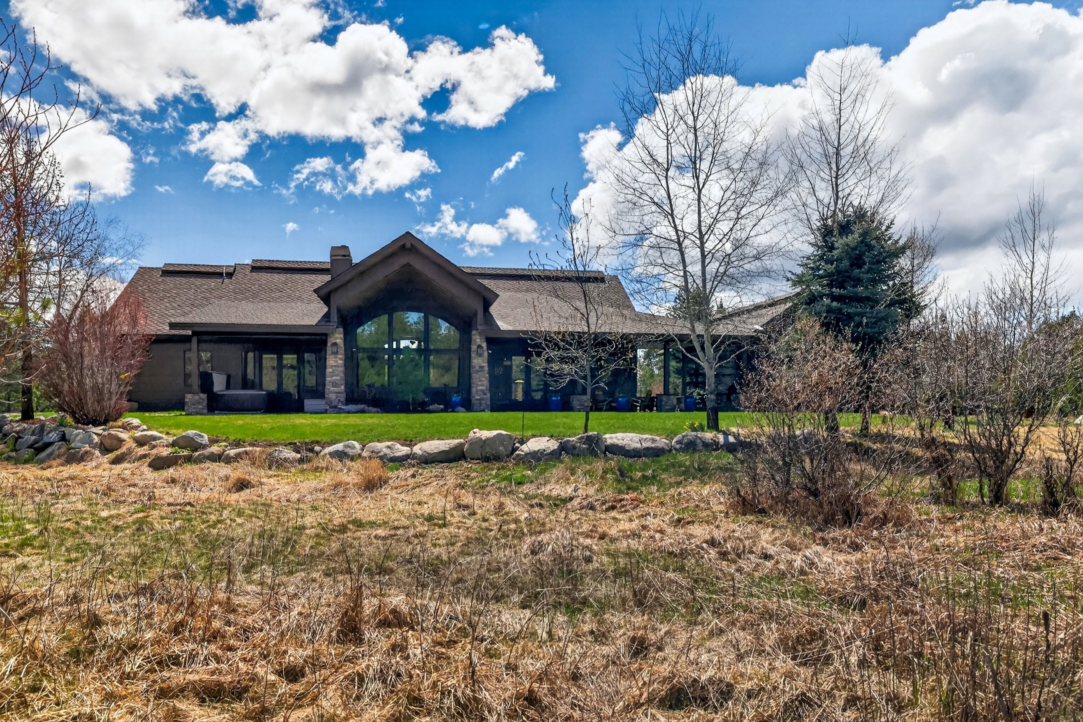  Stunning Home with Payette River Frontage on 2.66 Acres in McCall, Idaho - 物件實景