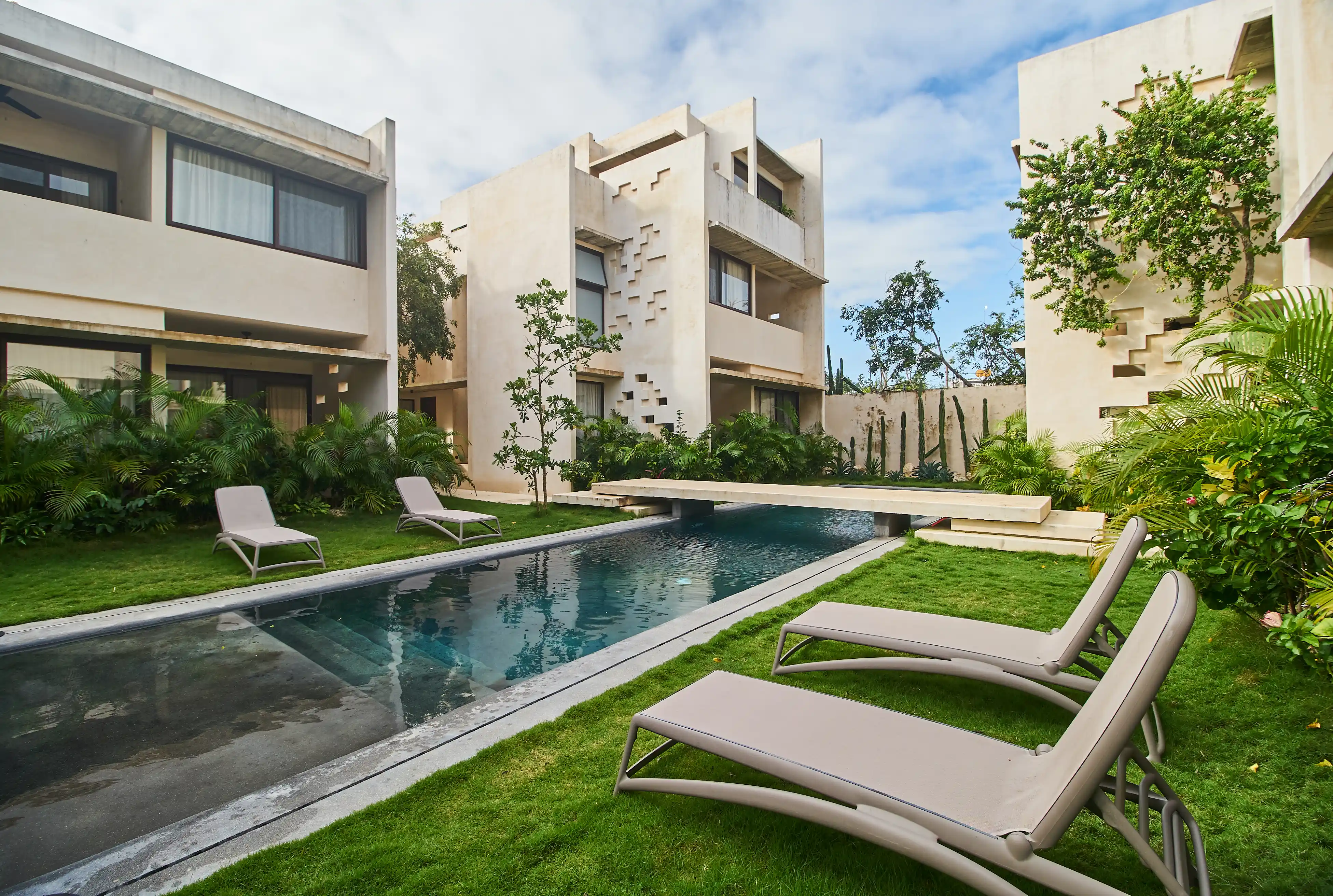  Turnkey Investment: 13-Unit Complex at Market Price - 物件實景