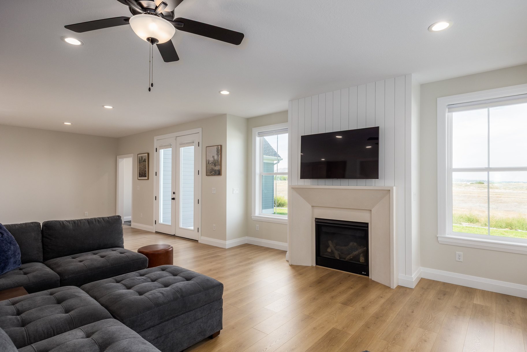  Impeccably Maintained Home with Mountain Views & Four-Car Garage - 物件實景