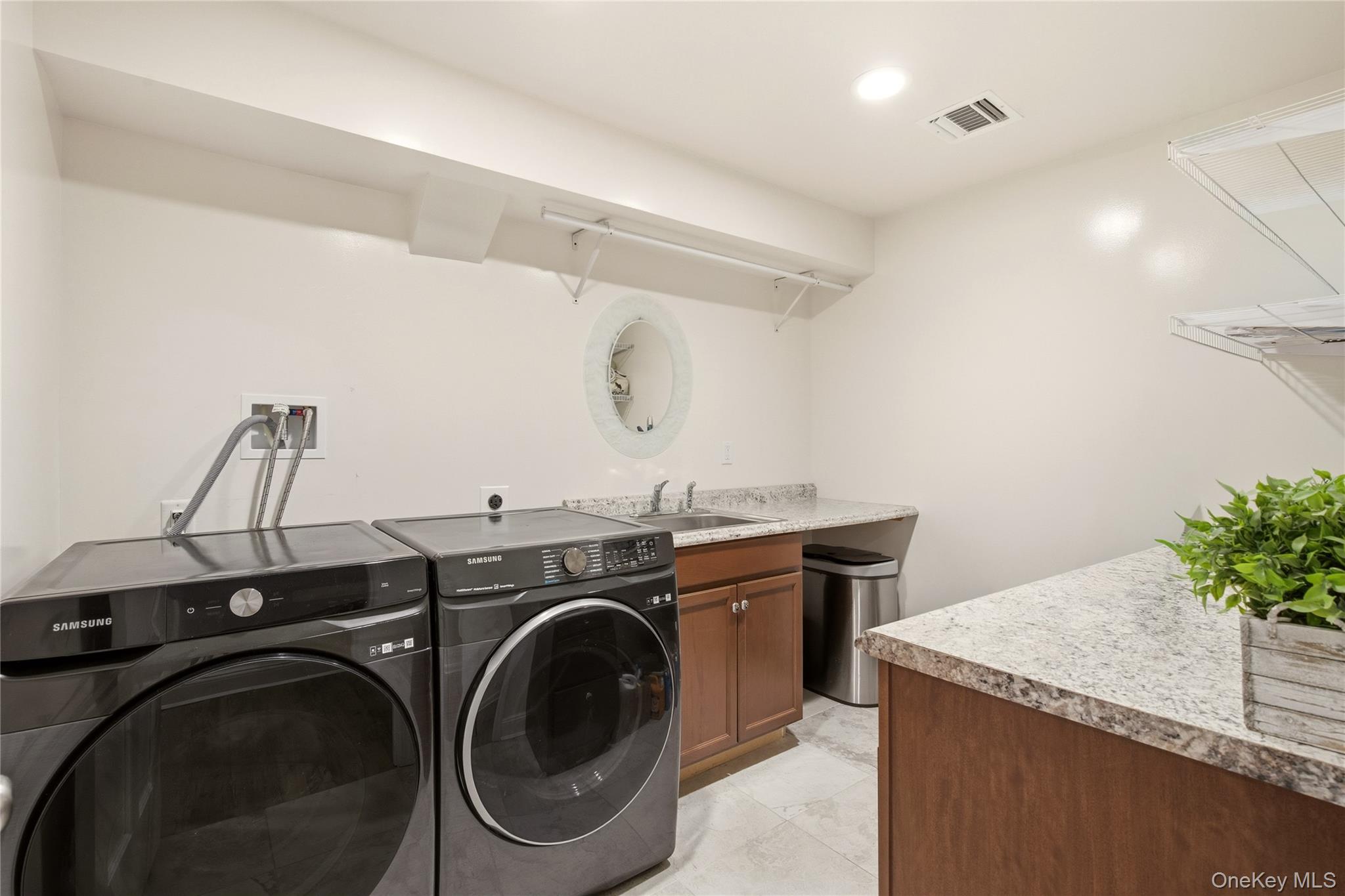  323 Baltustrol Circle, Roslyn, NY, 11576 - 物件實景