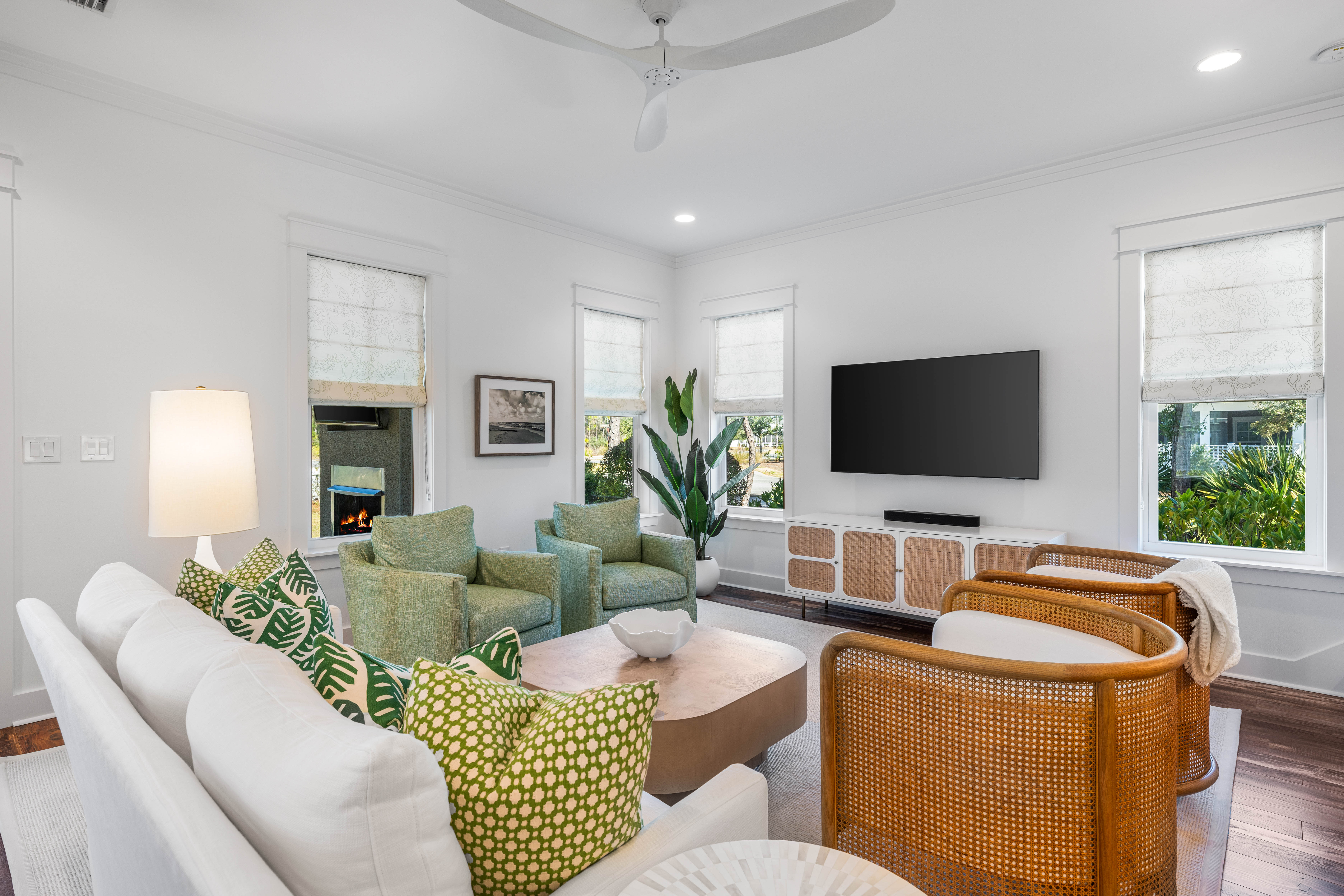  Oversized Corner Lot Home with Carriage House, Screened Porch & Fenced Yard - 物件實景