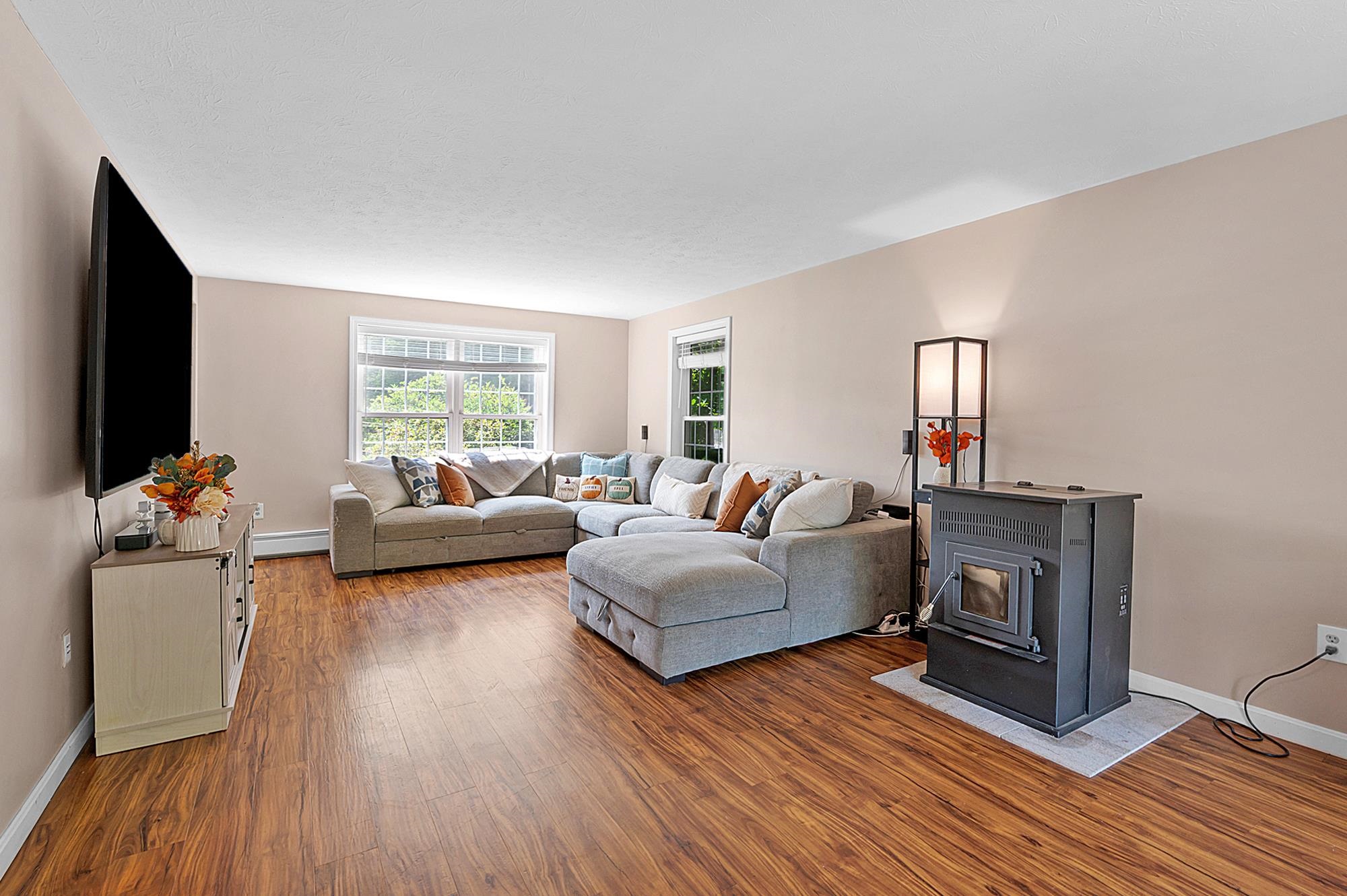 Hooksett, New Hampshire, 03106, United States, 3 Bedrooms Bedrooms, ,2 BathroomsBathrooms,Residential,For Sale,1941864