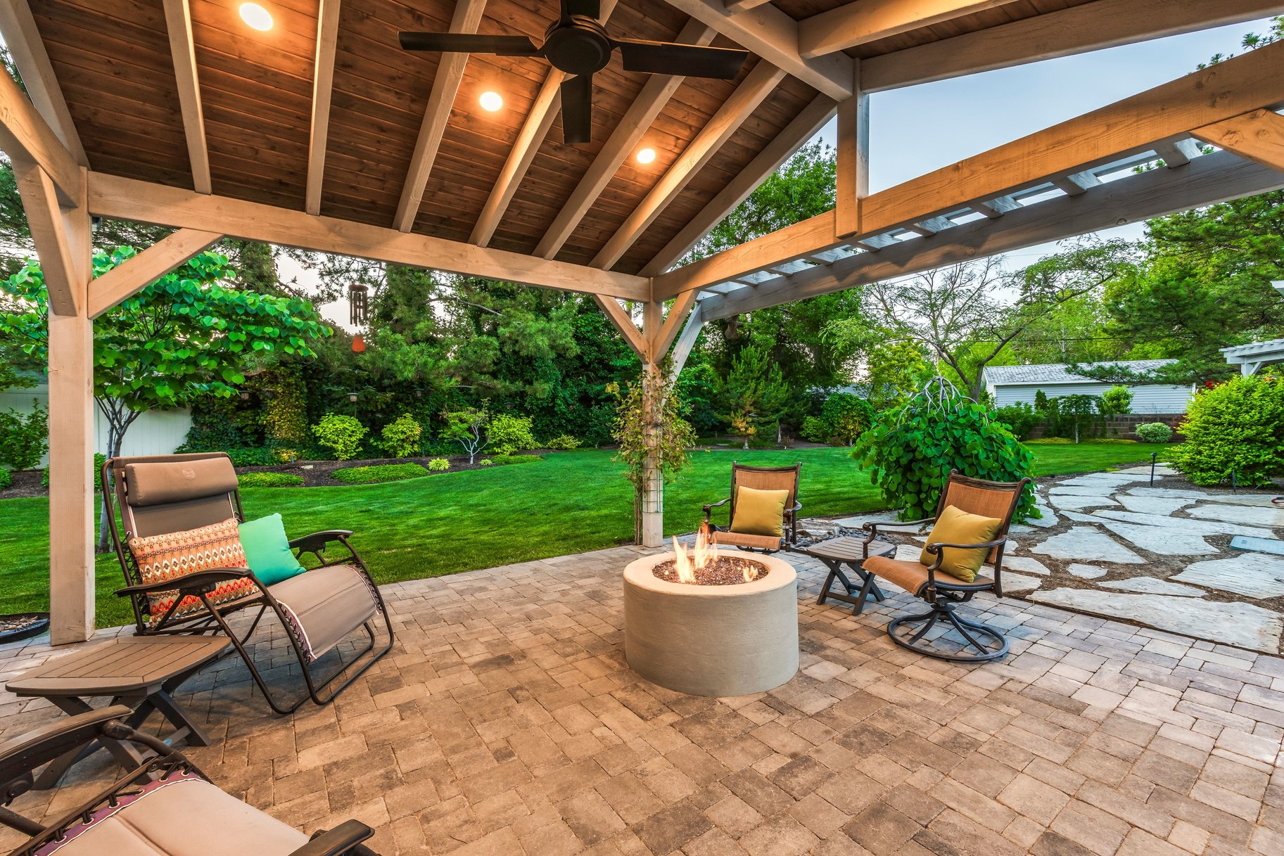  Tastefully Updated Holladay Rambler on .60 acre Manicured Lot - 物件實景