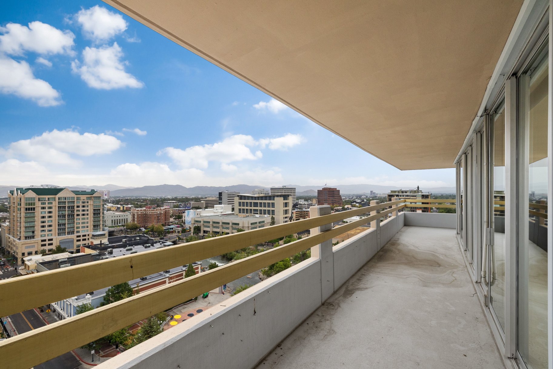  Chic Downtown Condo with Mountain & River Views - 物件實景