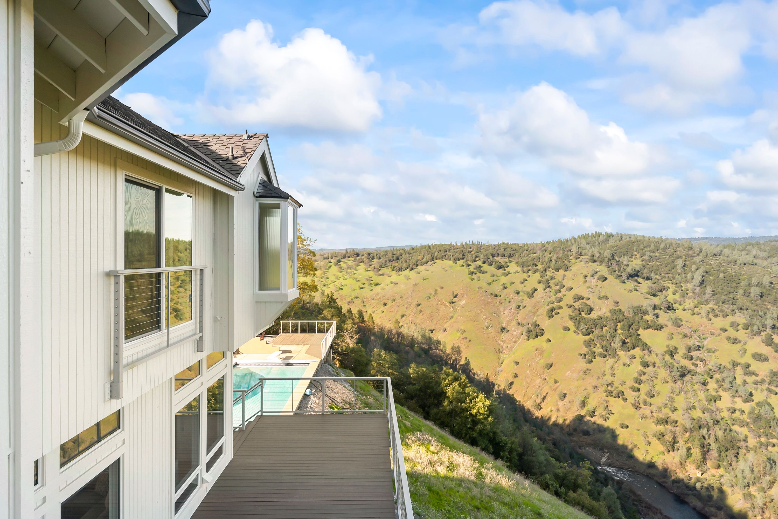  River Views • Pool • A Striking Estate That Makes a Statement - 物件實景