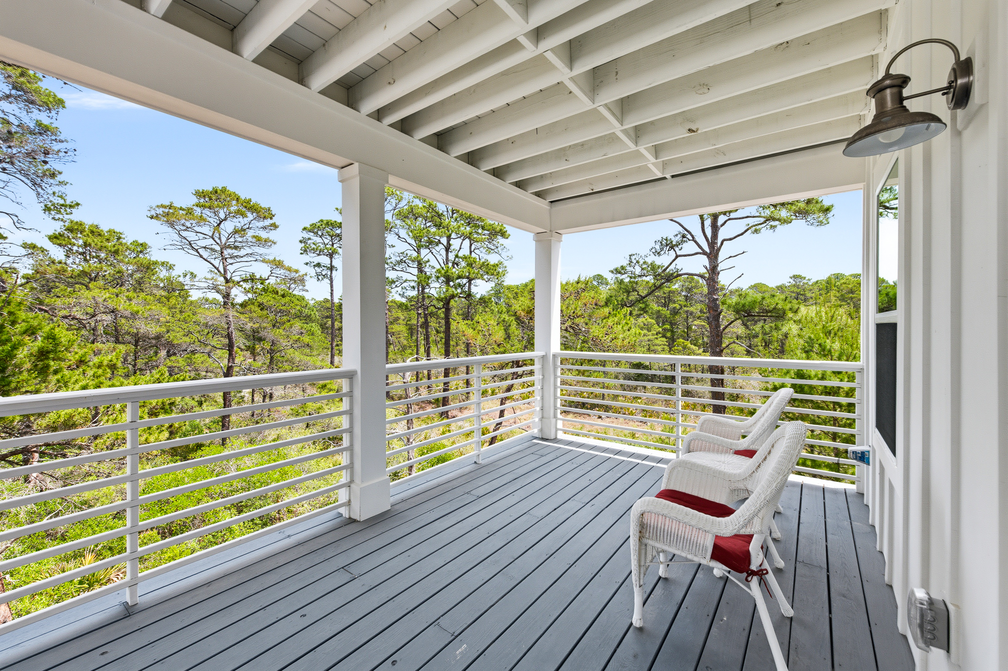  Like-New Coastal Retreat with Rare Privacy and Porches on Every Level - 物件實景