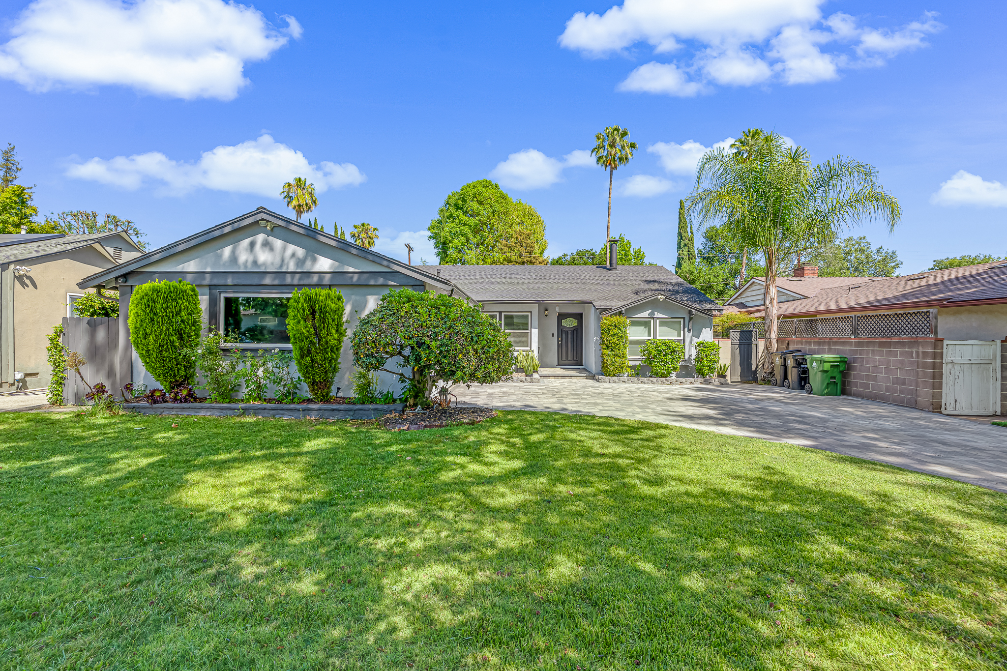  6626 Burnet Avenue - 物件實景