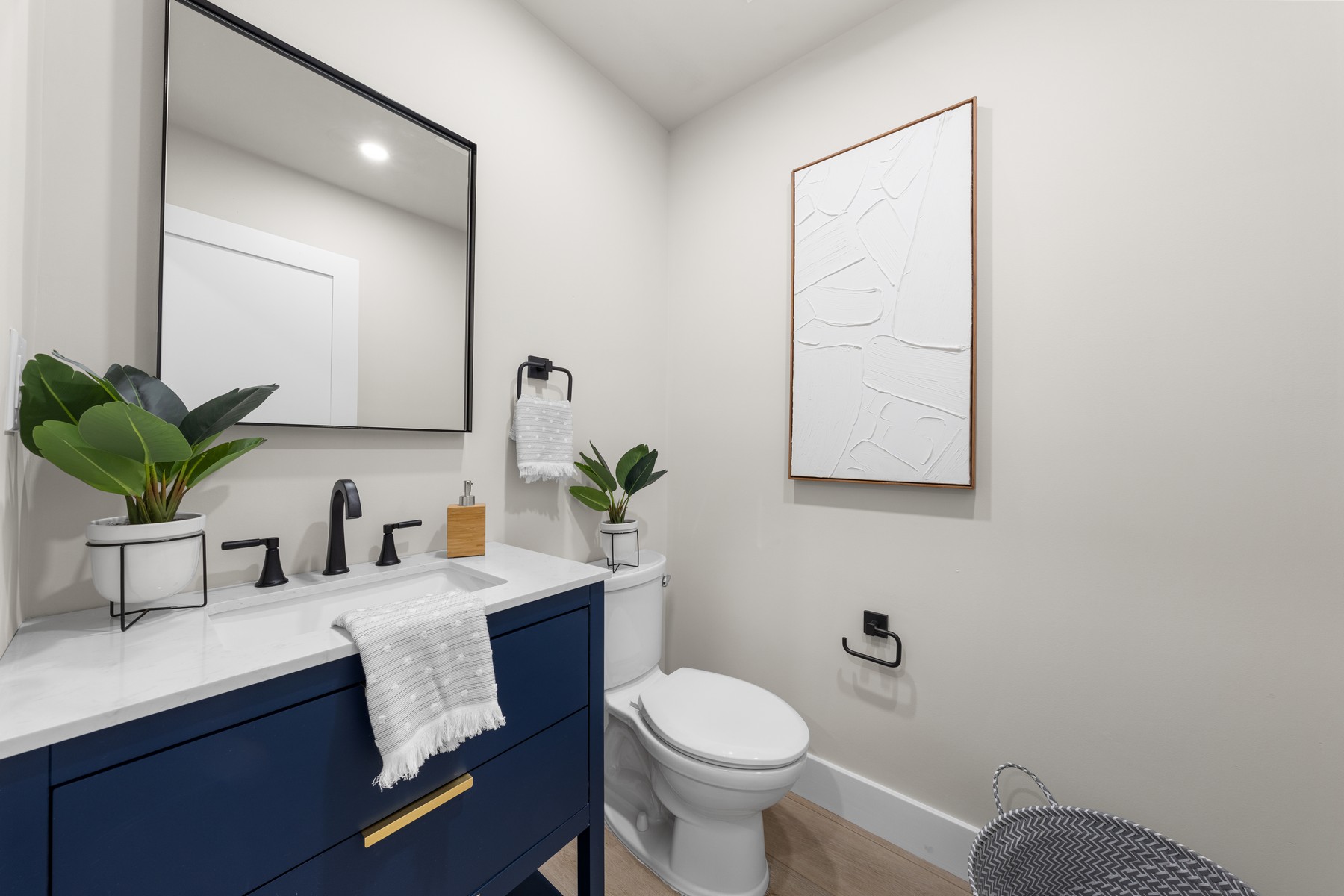  323 E Oak Avenue #202 - 物件實景