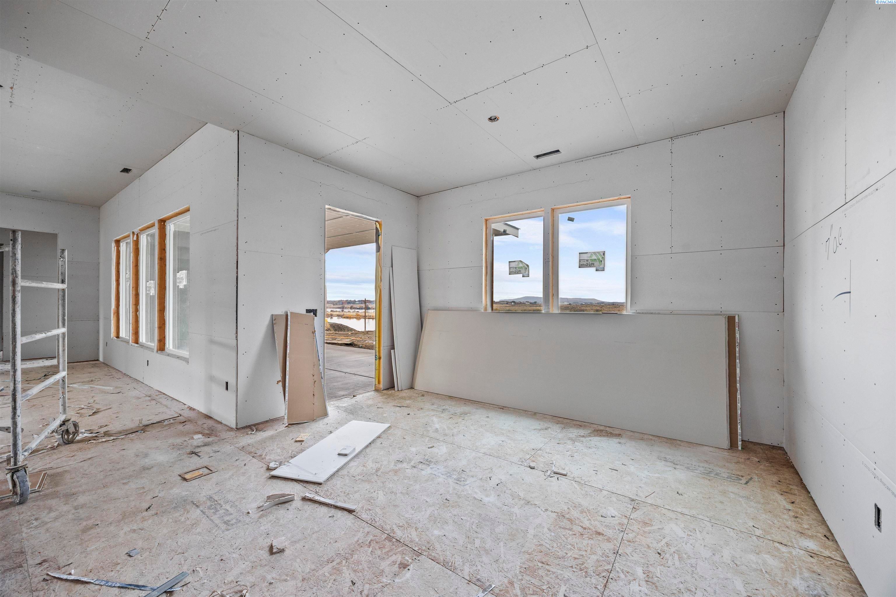 Pasco, Washington, 99301, United States, 4 Bedrooms Bedrooms, ,2 BathroomsBathrooms,Residential,For Sale,1978072