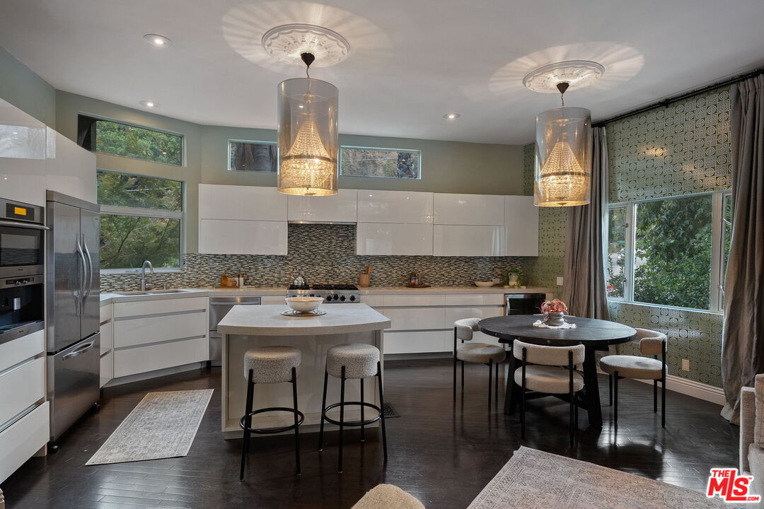 Los Angeles, California, 90046, United States, 3 Bedrooms Bedrooms, ,2 BathroomsBathrooms,Residential,For Sale,1910826