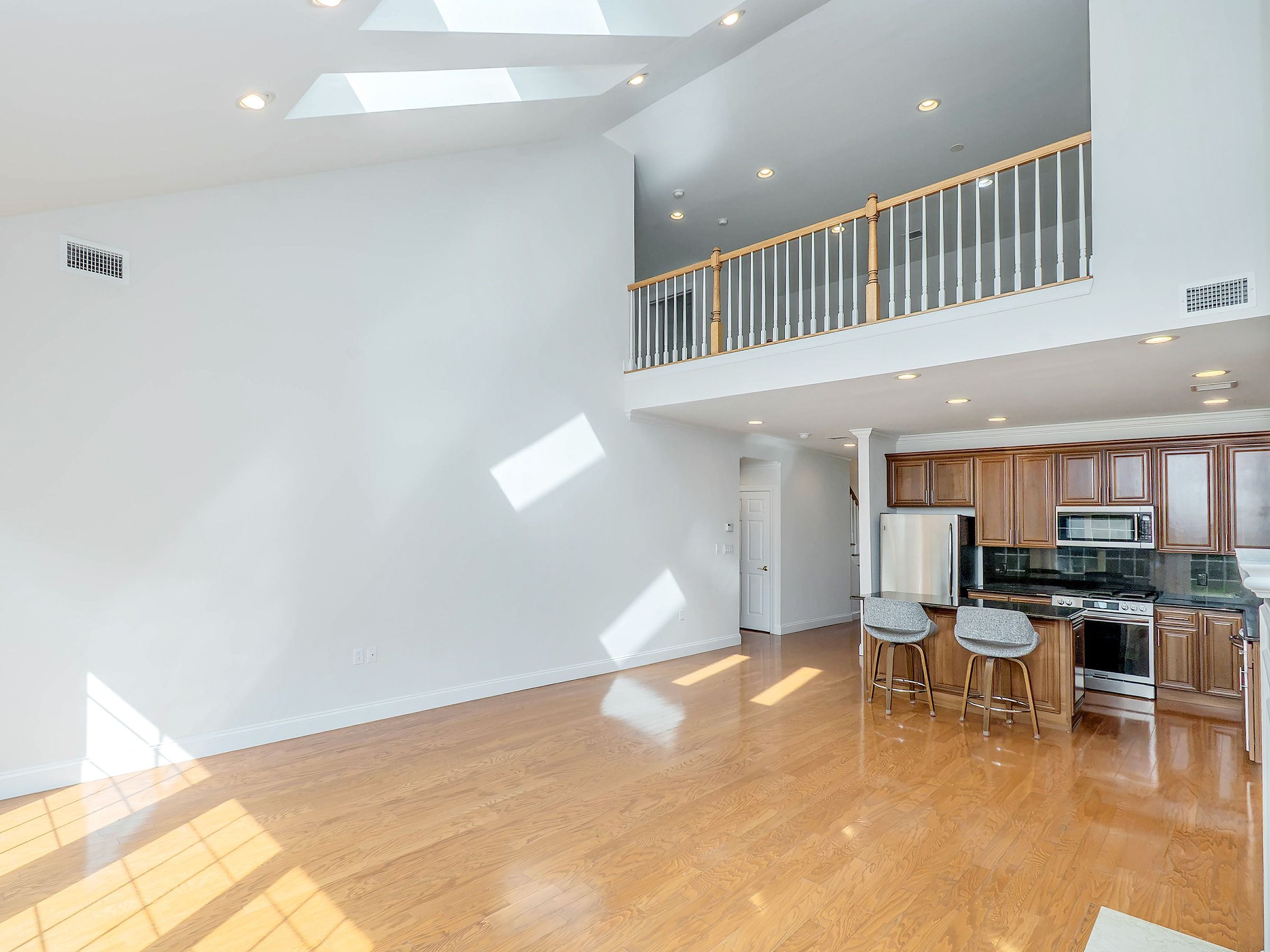  194 Pond View Drive, Port Washington, NY, 11050 - 物件實景