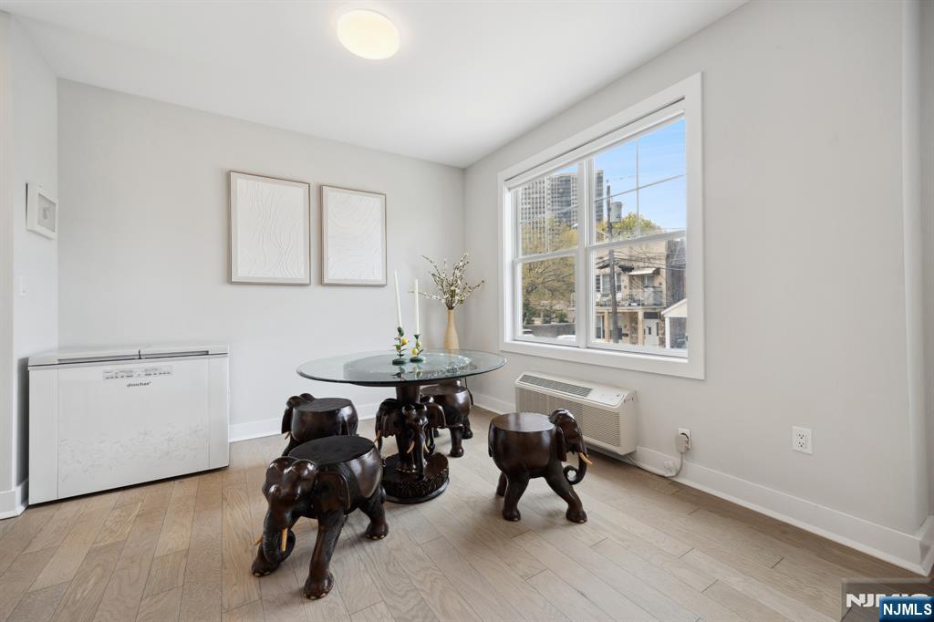 Fort Lee, New Jersey, 07024, United States, 3 Bedrooms Bedrooms, ,3 BathroomsBathrooms,Residential,For Sale,1932356