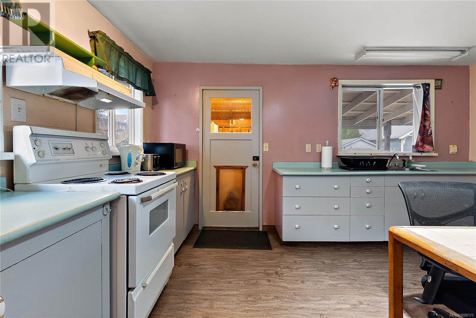 SIDNEY, British Columbia, V8L 2W2, CA, 2 Bedrooms Bedrooms, ,1 BathroomBathrooms,Residential,For Sale,1902048
