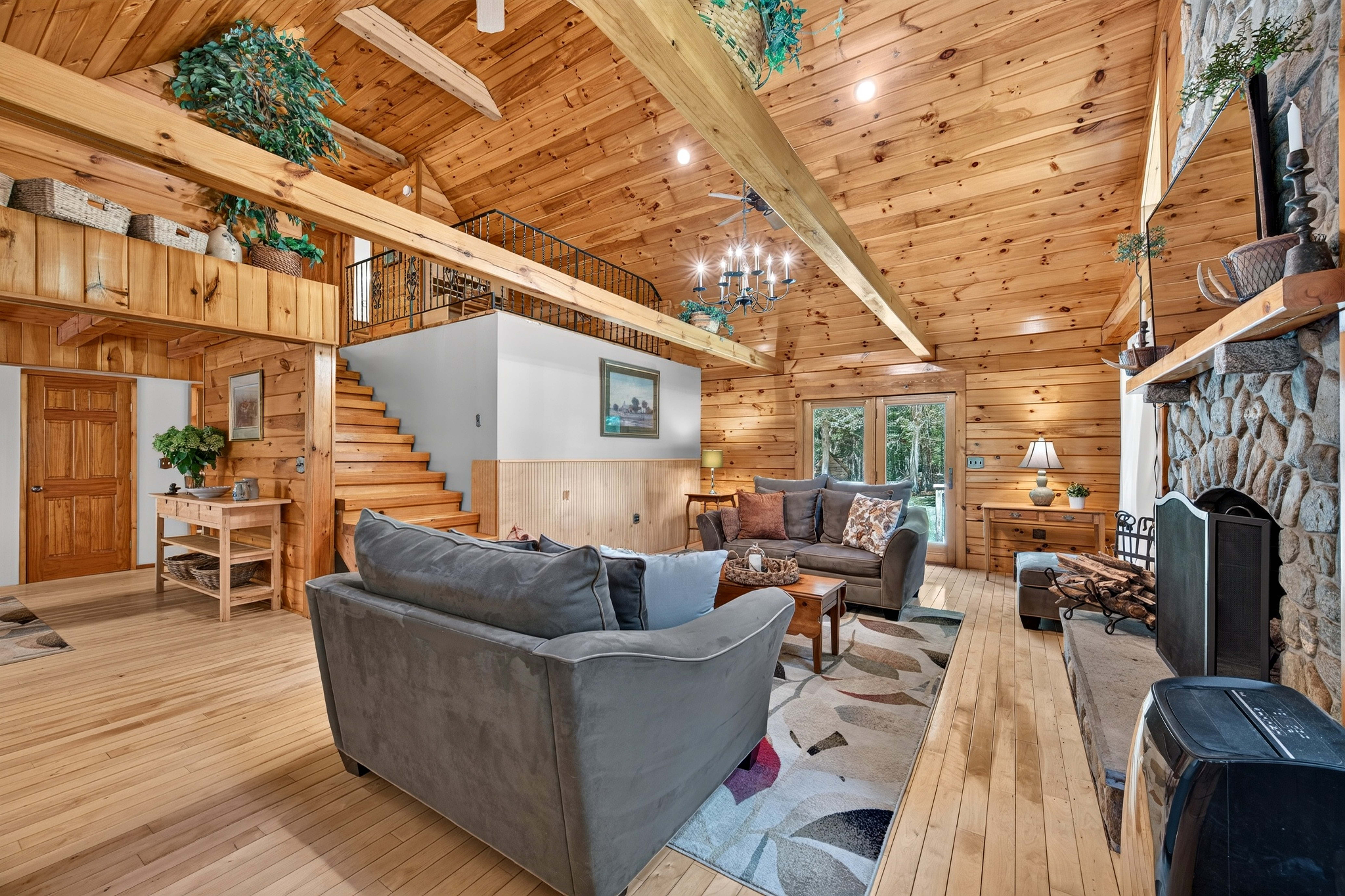  Tucked within four private, tranquil acres, this charming rustic log home offers - 物件實景