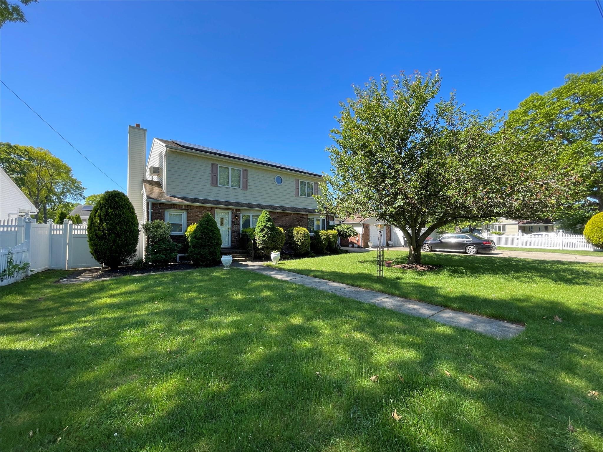 West Islip, New York, 11795, United States, 4 Bedrooms Bedrooms, ,3 BathroomsBathrooms,Residential,For Sale,1869198