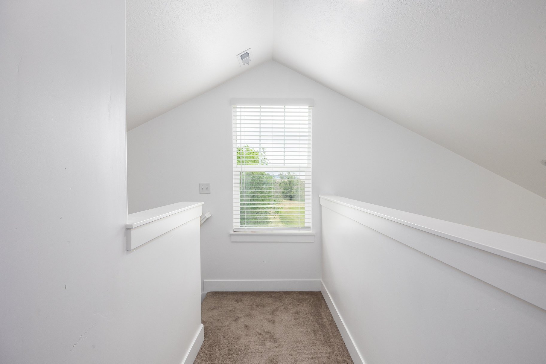  Meticulously Maintained End-Unit Townhome - 物件實景