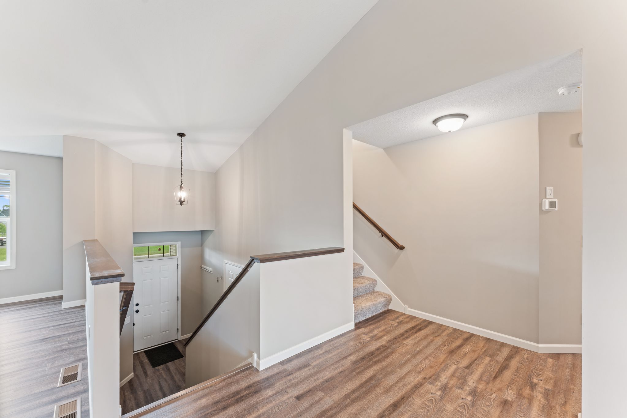  Spacious Walkout Living on a Prime Corner Lot - 物件實景