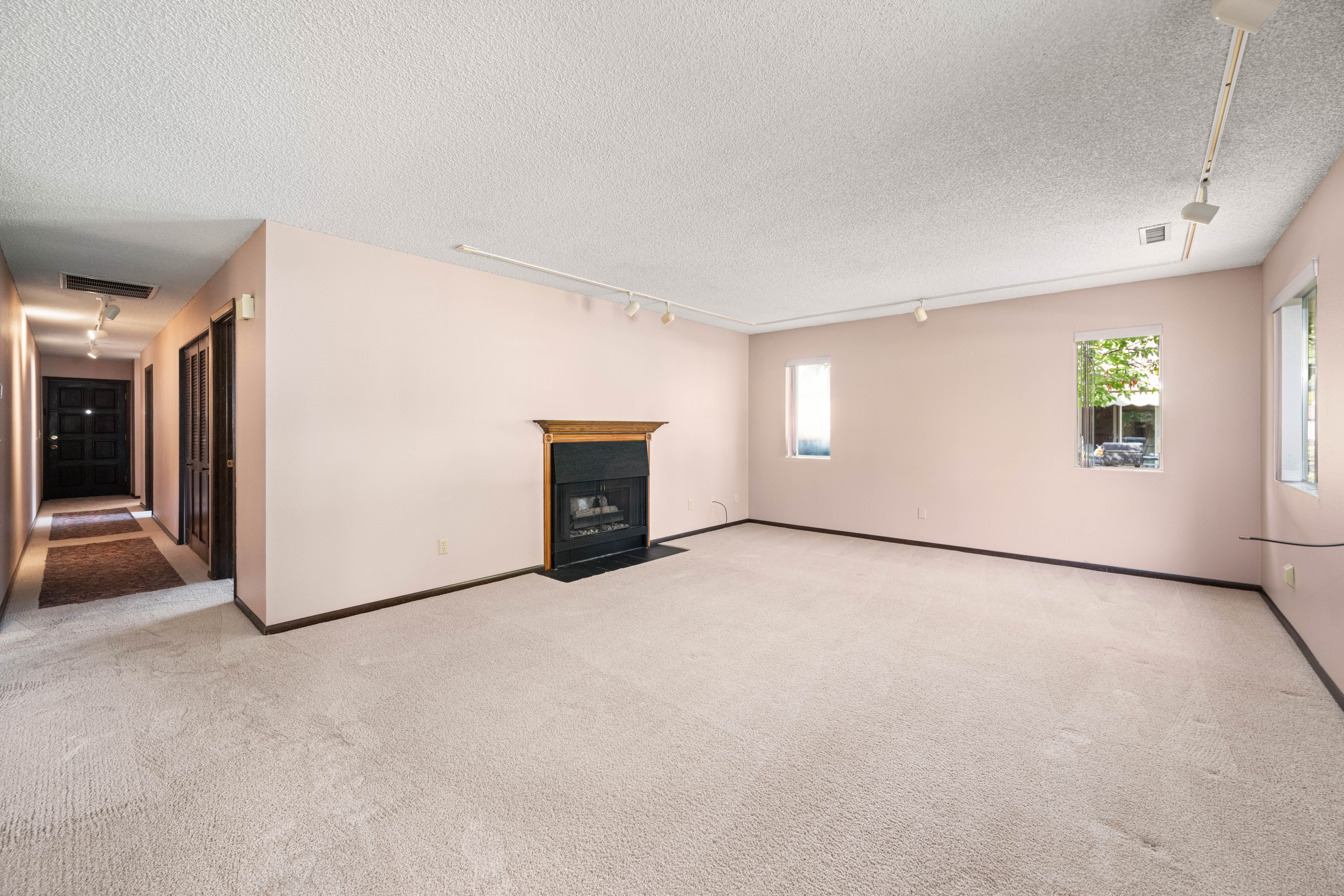  Affordable Ground Level Condo w/ Great Amenities - 物件實景