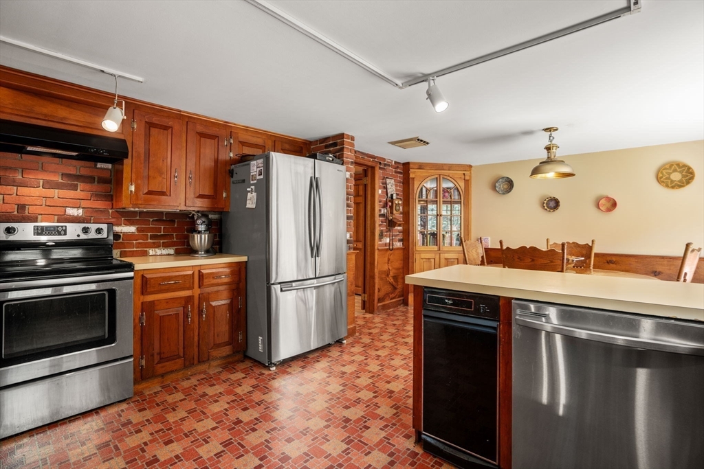 Holland, Massachusetts, 01521, United States, 7 Bedrooms Bedrooms, ,6 BathroomsBathrooms,Residential,For Sale,1941756