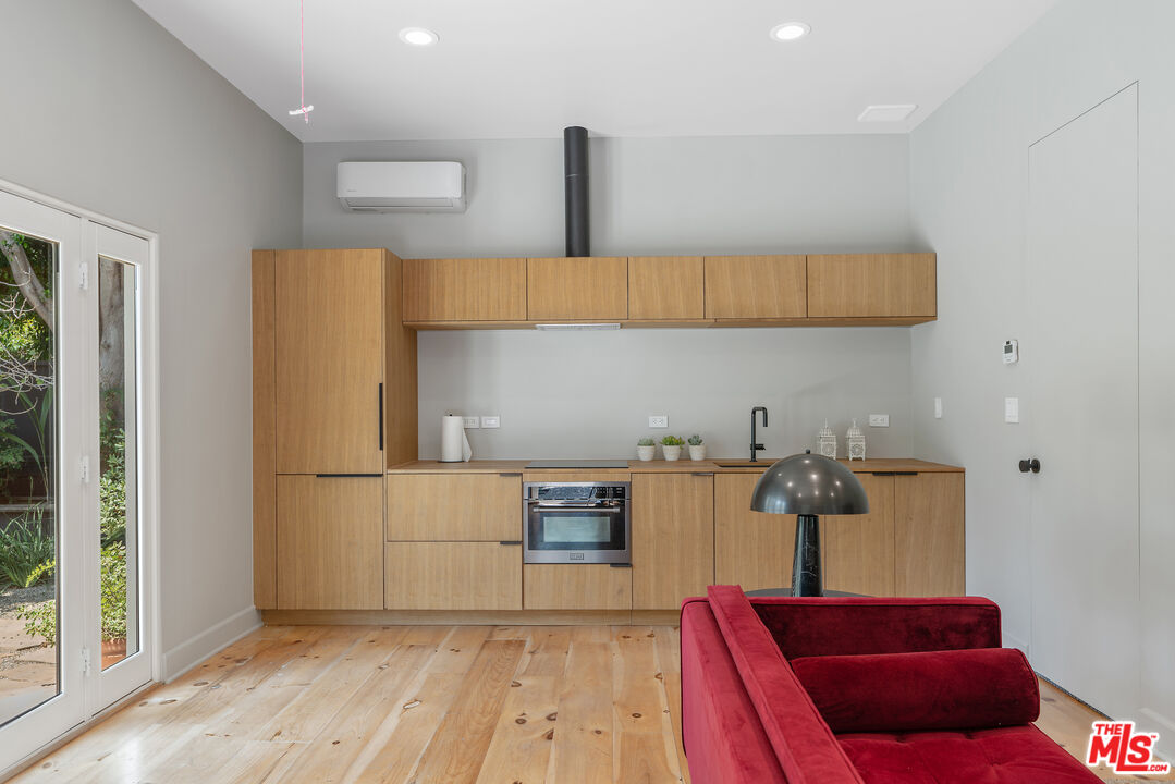 Los Angeles, California, 90005, United States, 3 Bedrooms Bedrooms, ,3 BathroomsBathrooms,Residential,For Sale,1876512