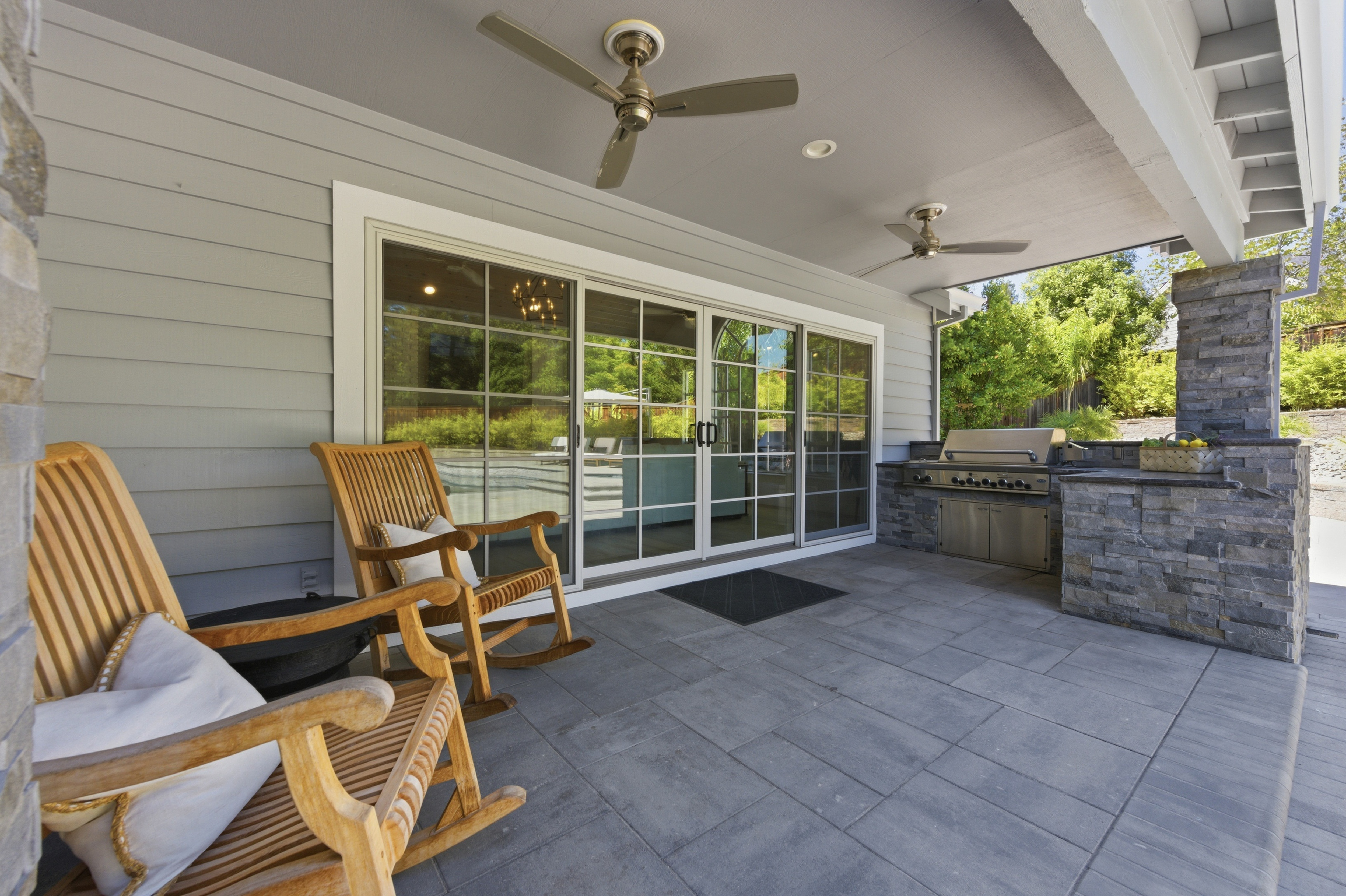  Timeless Transitional Estate with Resort-Style Backyard - 物件實景