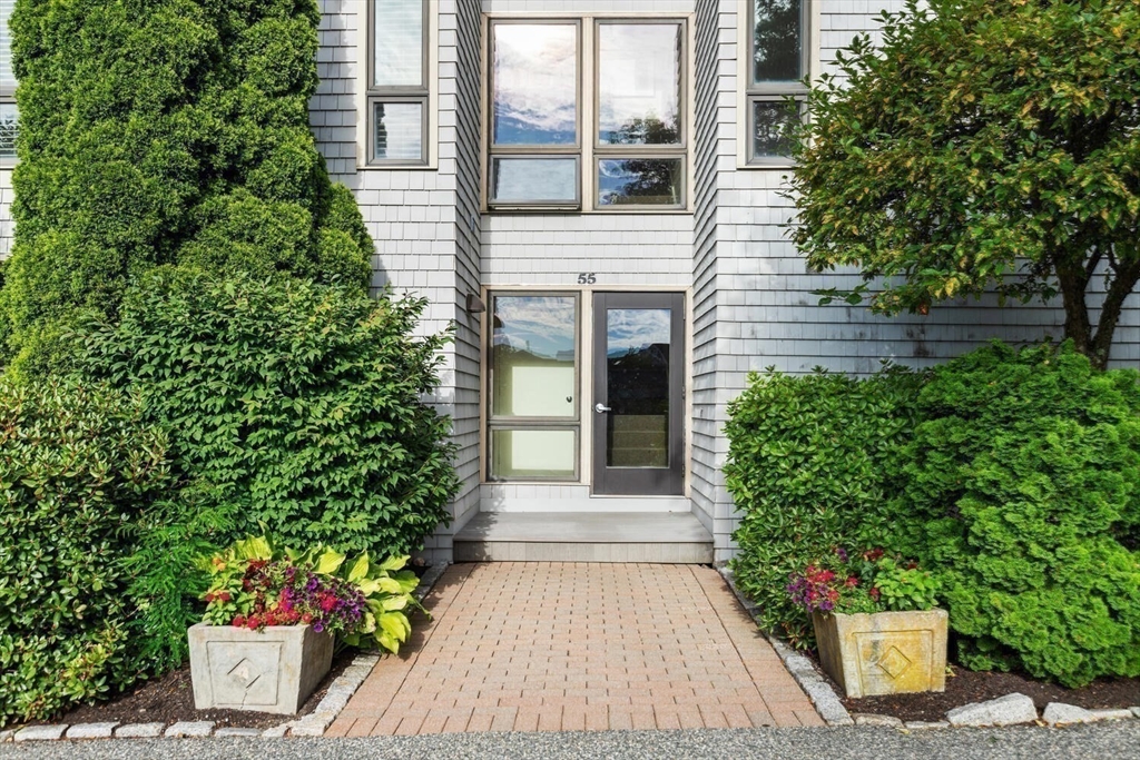 Marblehead, Massachusetts, 01945, United States, 2 Bedrooms Bedrooms, ,2 BathroomsBathrooms,Residential,For Sale,1895462