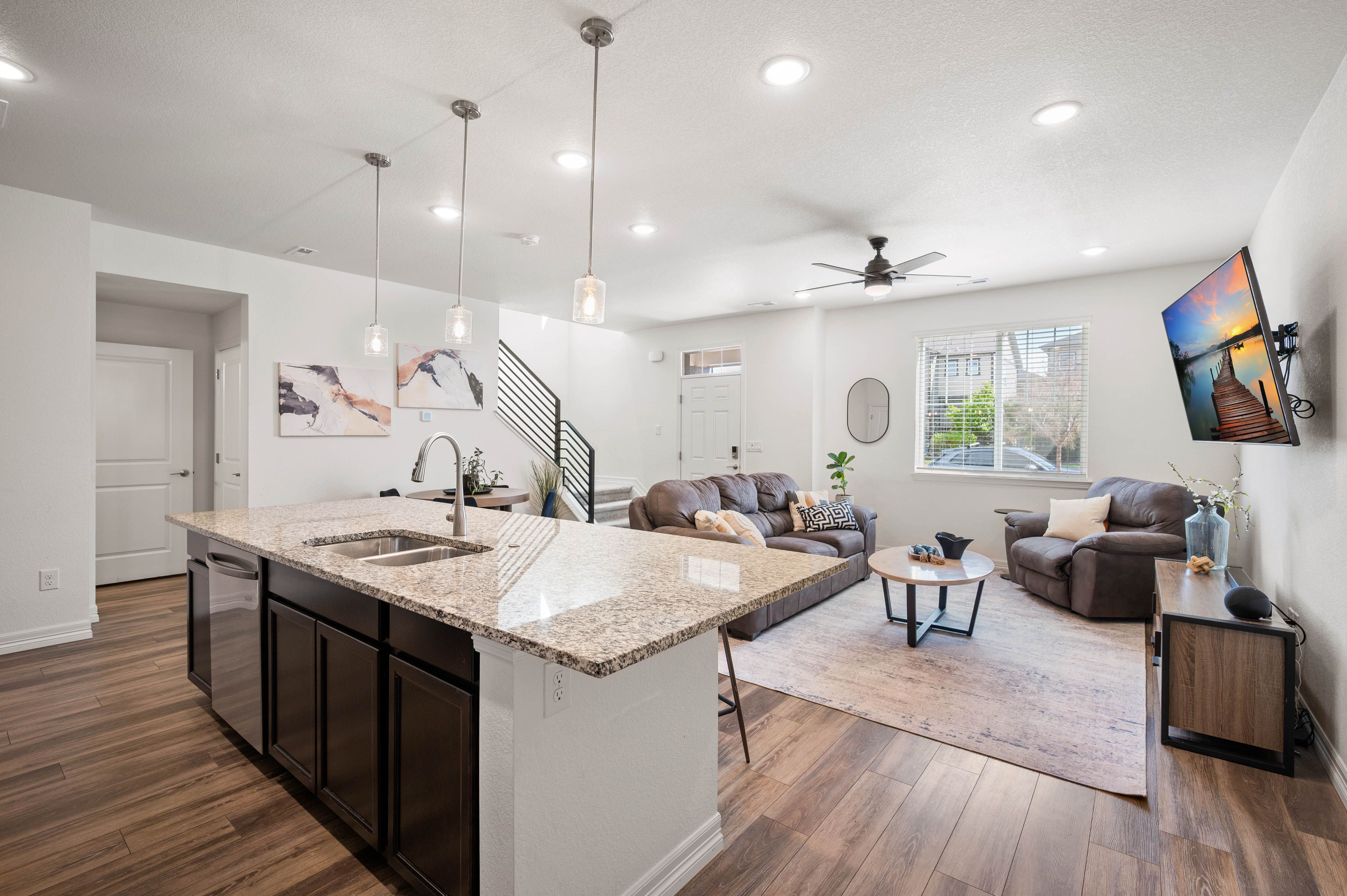  Beautifully Designed Townhome Featuring an Open & Inviting Floor Plan - 物件實景