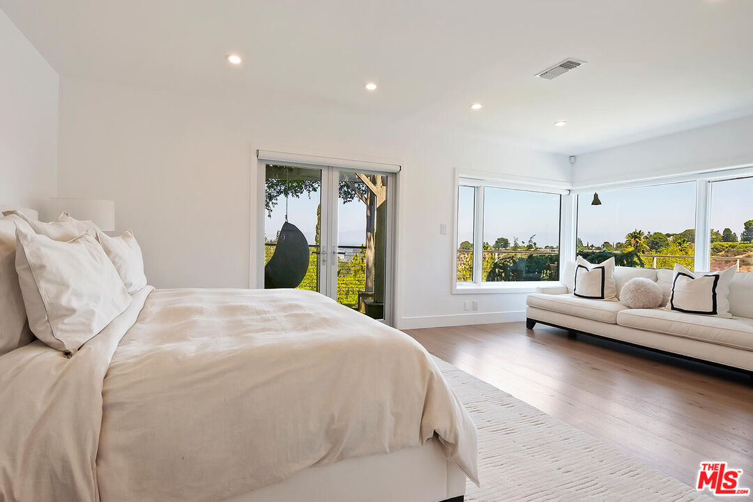 Sherman Oaks, California, 91403, United States, 3 Bedrooms Bedrooms, ,2 BathroomsBathrooms,Residential,For Sale,1940952