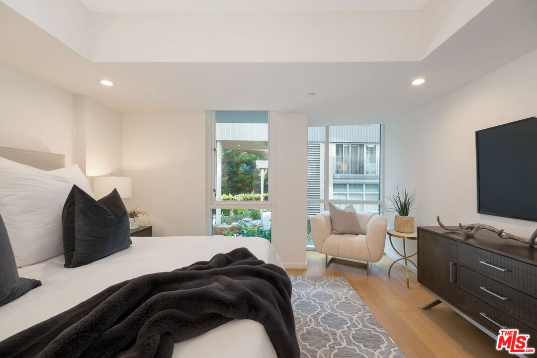 Santa Monica, California, 90401, United States, 2 Bedrooms Bedrooms, ,2 BathroomsBathrooms,Residential,For Sale,2001911