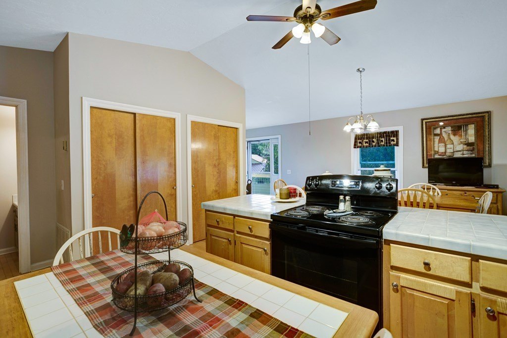 Hiawassee, Georgia, 30546, United States, 2 Bedrooms Bedrooms, ,3 BathroomsBathrooms,Residential,For Sale,1979579