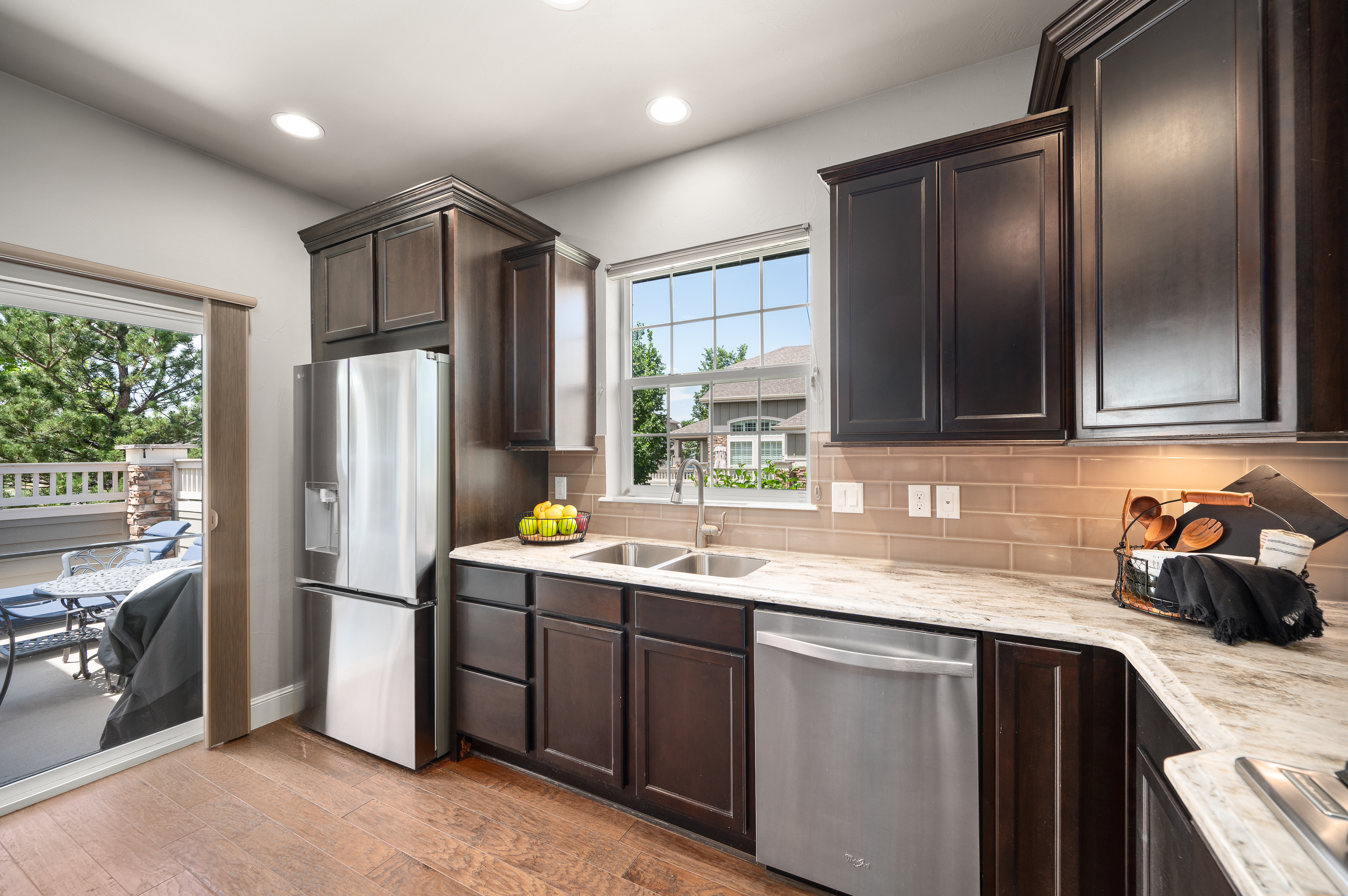  Pristine And Charming End Unit Townhome - 物件實景