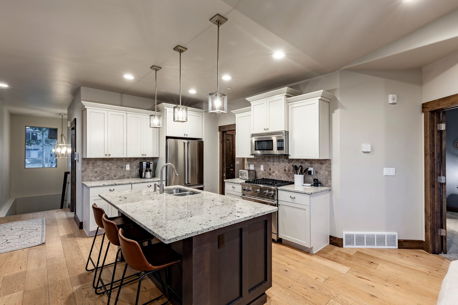  Stunning End-Unit Townhome With Loads of Natural Light - 物件實景