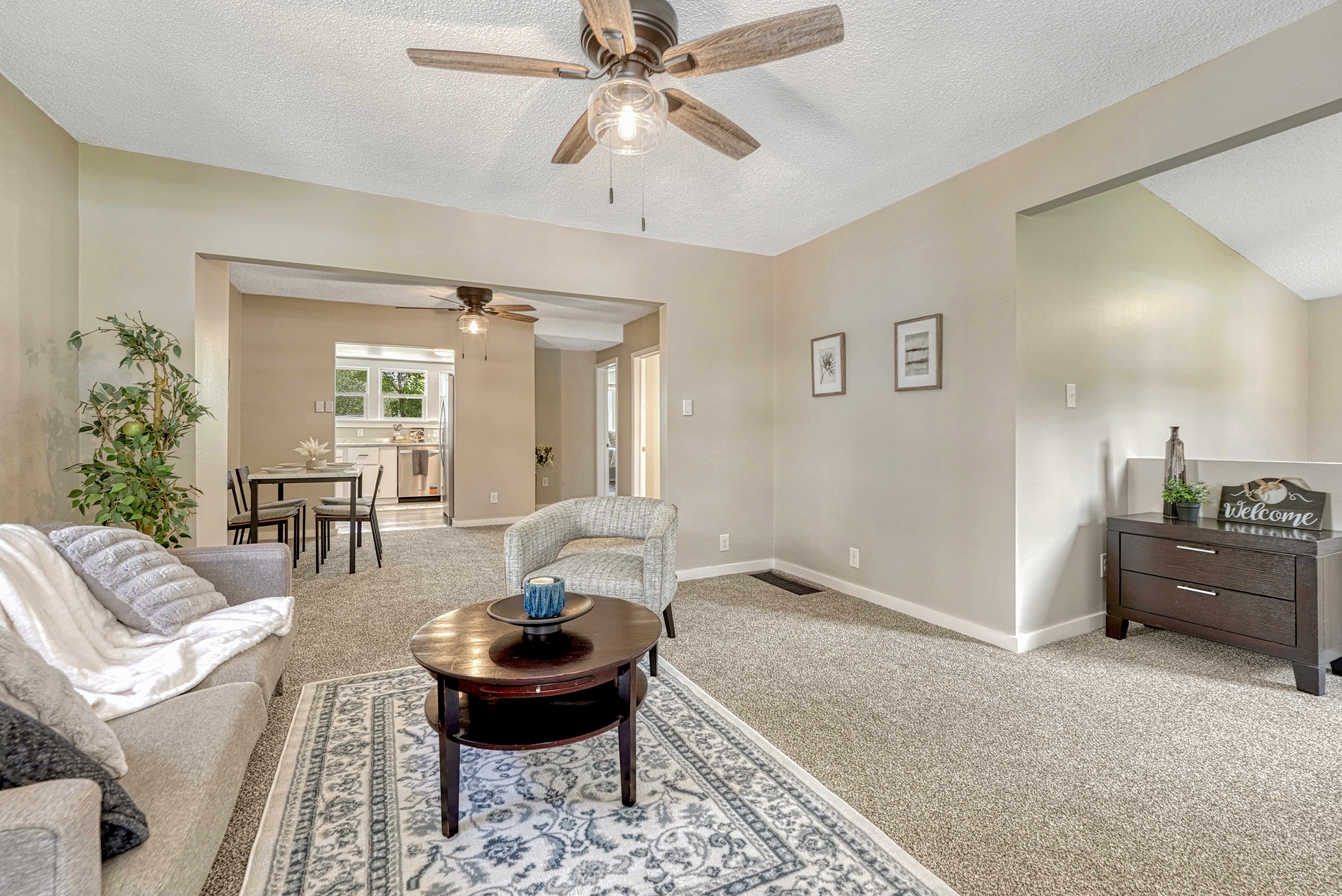  Welcome to This Beautifully Updated Home in Calvert Heights - 物件實景