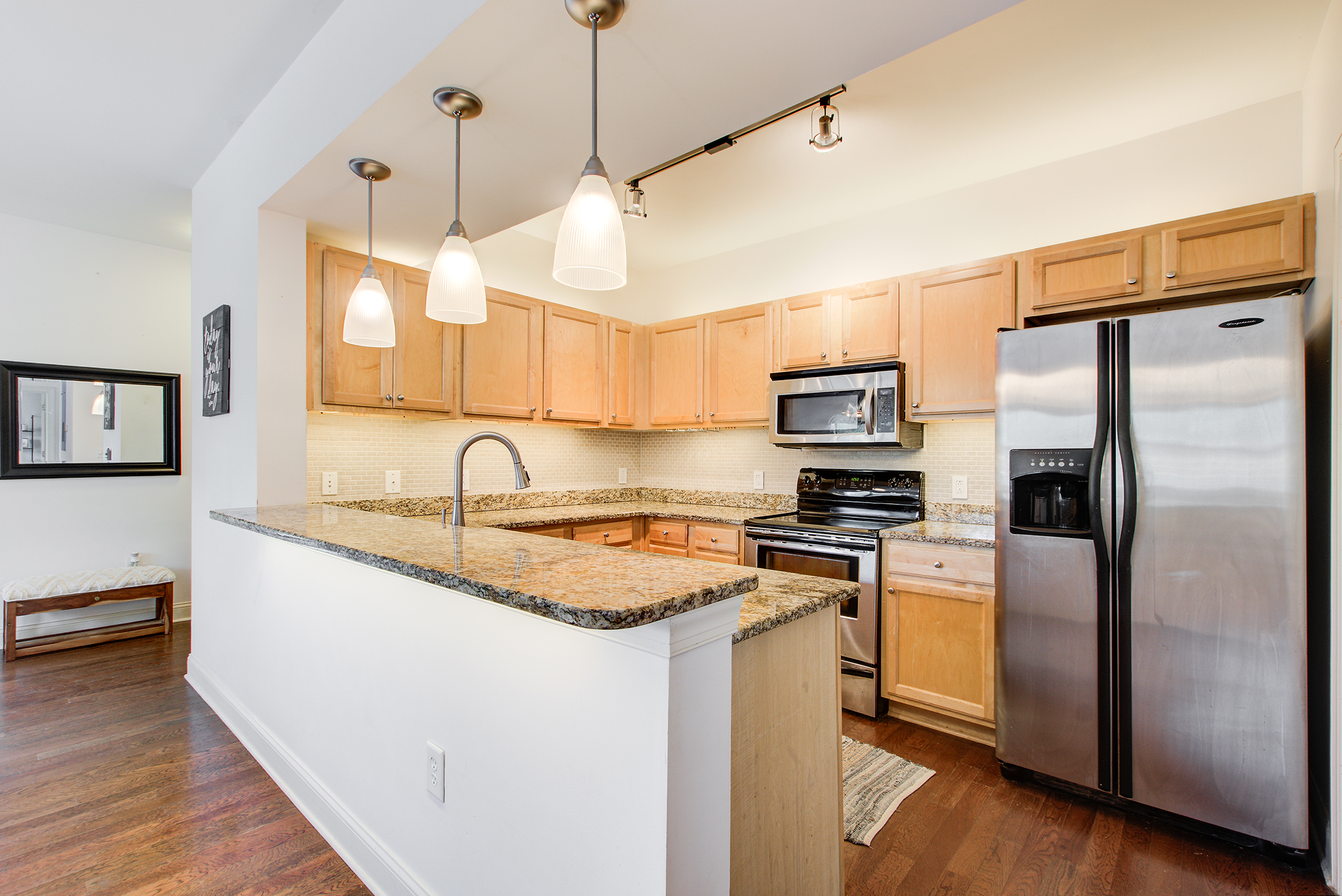  Beautifully Maintained and Light-filled Top Floor Corner Unit - 物件實景