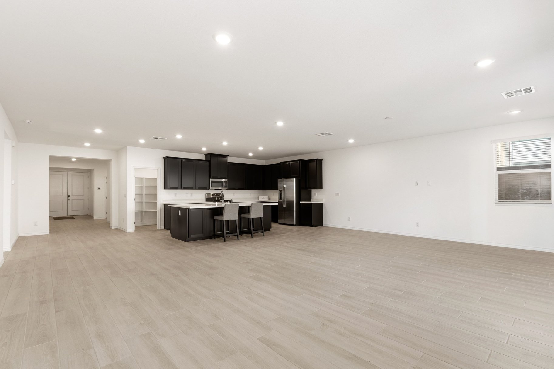  Single Story Home with RV 4 Car Garage Built in 2023 - 物件實景