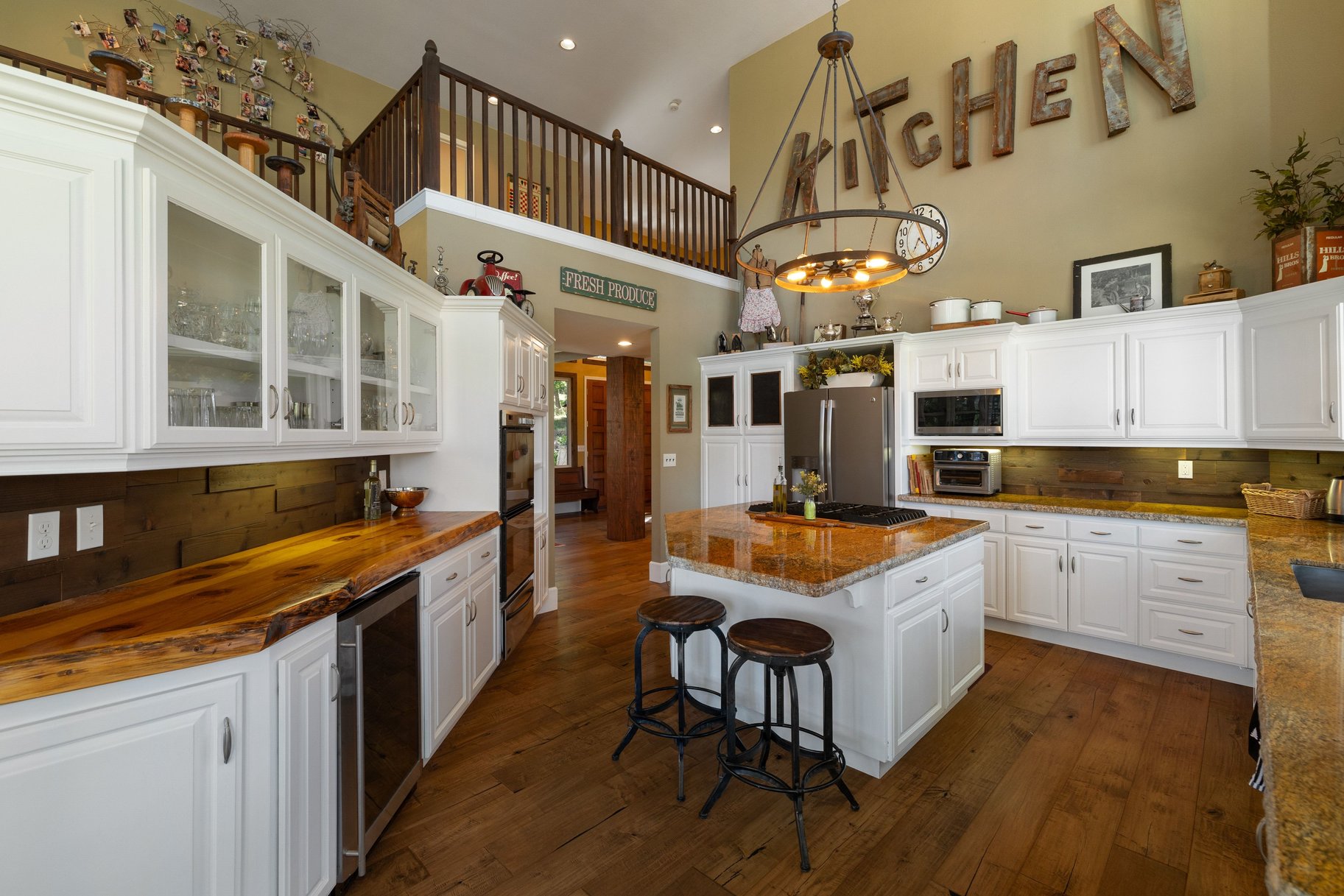  Hilltop Whitehawk Ranch Estate with Sweeping Meadow, Pond & Mountain Views - 物件實景