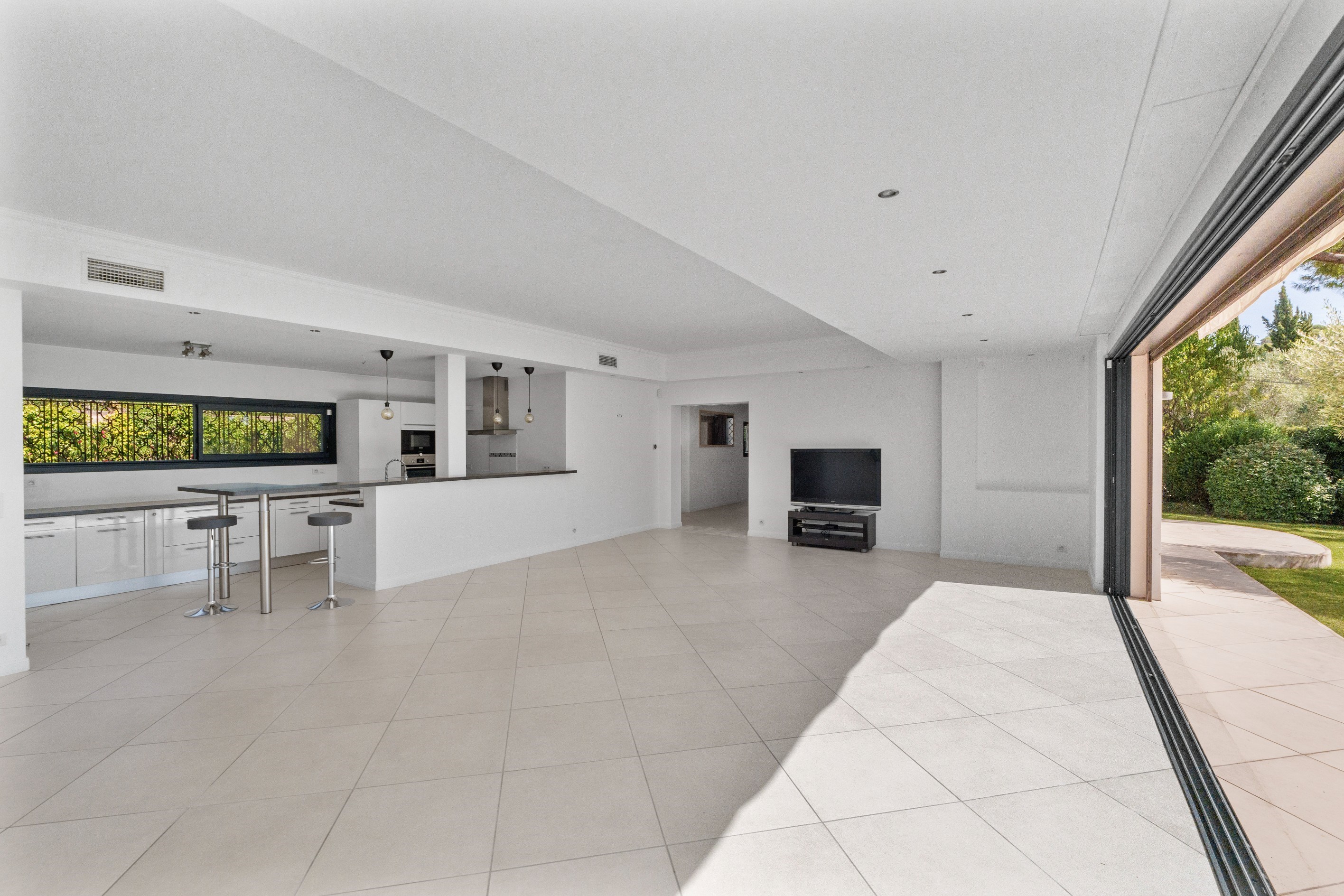  Contemporary single-storey villa with pool and pétanque court for sale in Mougi… - 物件實景