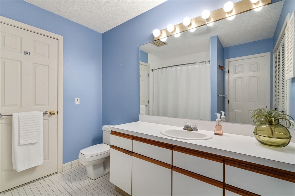 Newton, Massachusetts, 02464, United States, 2 Bedrooms Bedrooms, ,1 BathroomBathrooms,Residential,For Sale,1956329