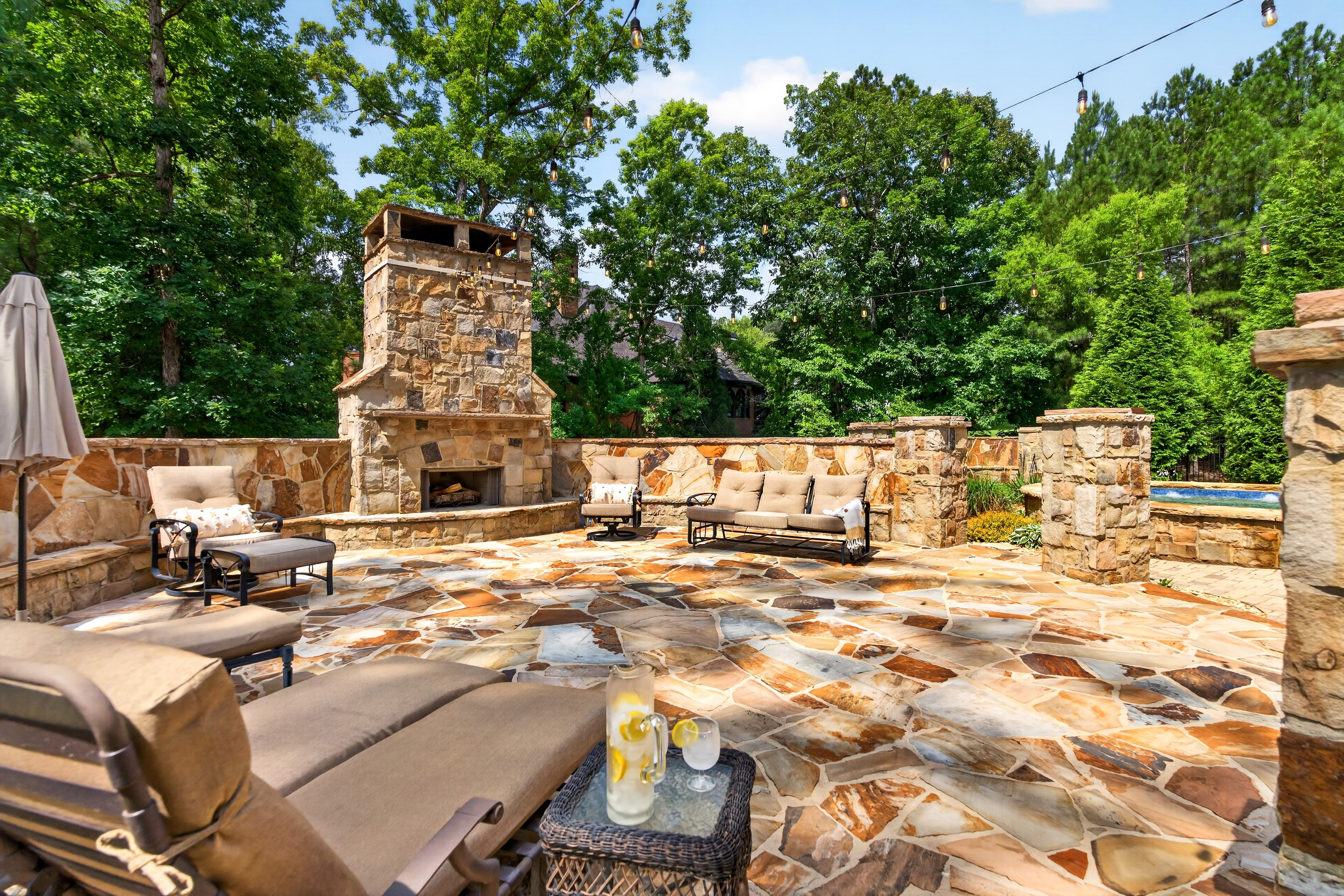  Experience Refined Estate Living in this Exceptional All-Brick and Stone Ranch - 物件實景