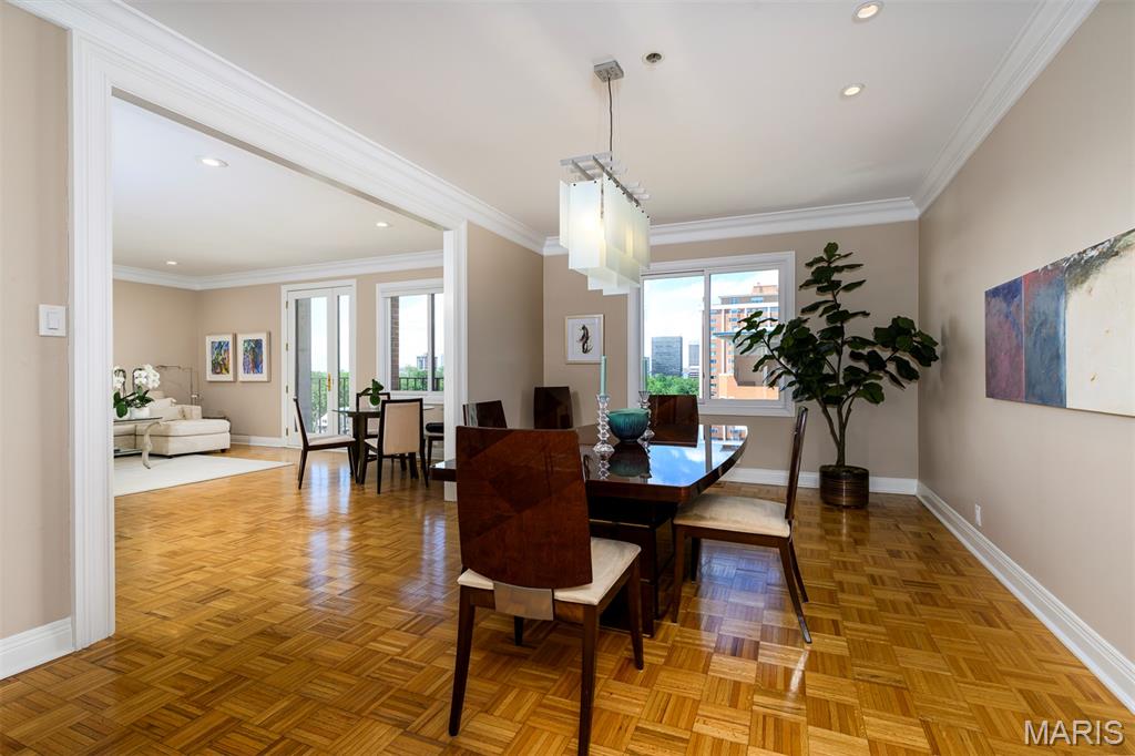 St Louis, Missouri, 63105, United States, 2 Bedrooms Bedrooms, ,2 BathroomsBathrooms,Residential,For Sale,1828450
