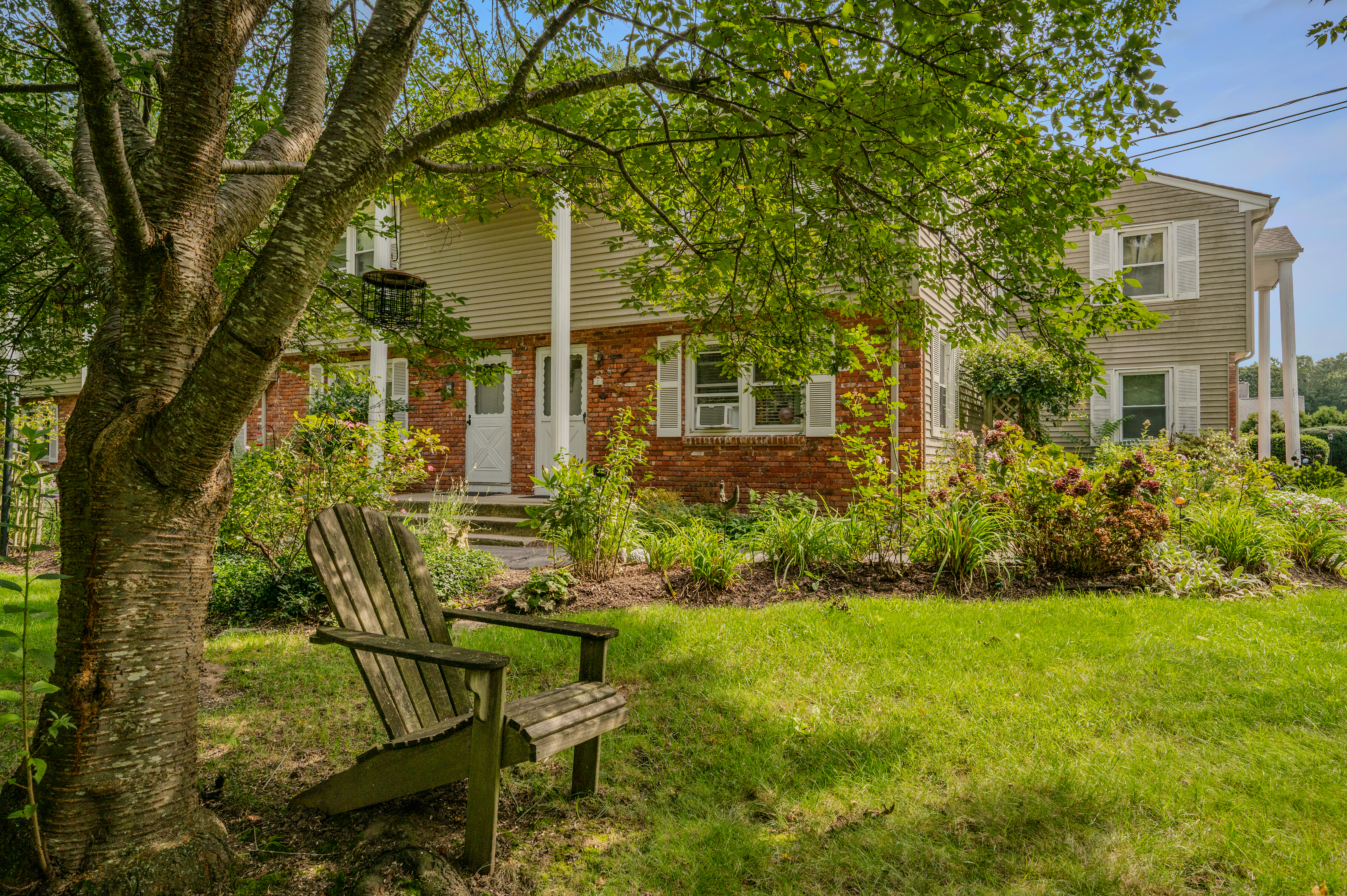  Discover easy coastal living in this sun-drenched Niantic townhouse. - 物件實景