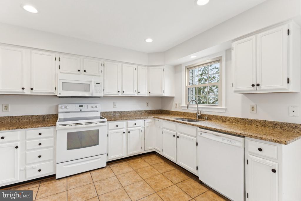 Centreville, Virginia, 20120, United States, 4 Bedrooms Bedrooms, ,4 BathroomsBathrooms,Residential,For Sale,1944825