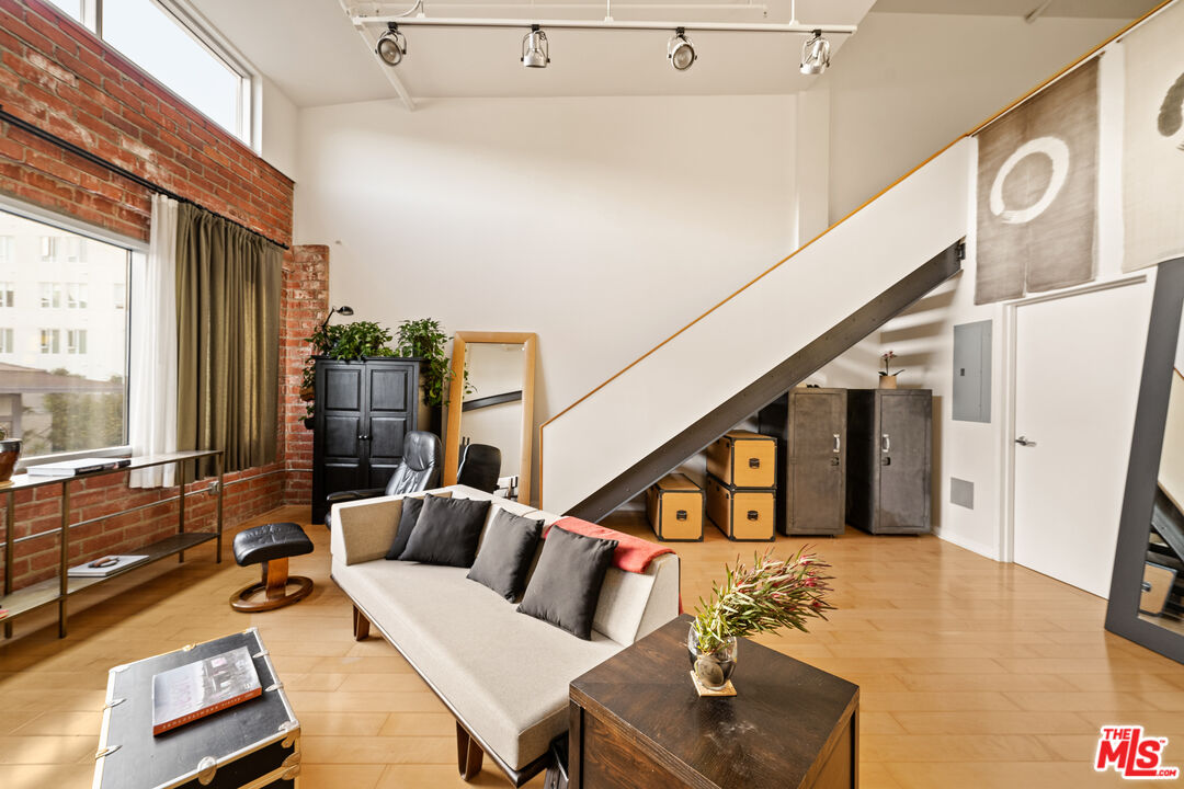 Los Angeles, California, 90012, United States, 1 Bedroom Bedrooms, ,1 BathroomBathrooms,Residential,For Sale,1827245