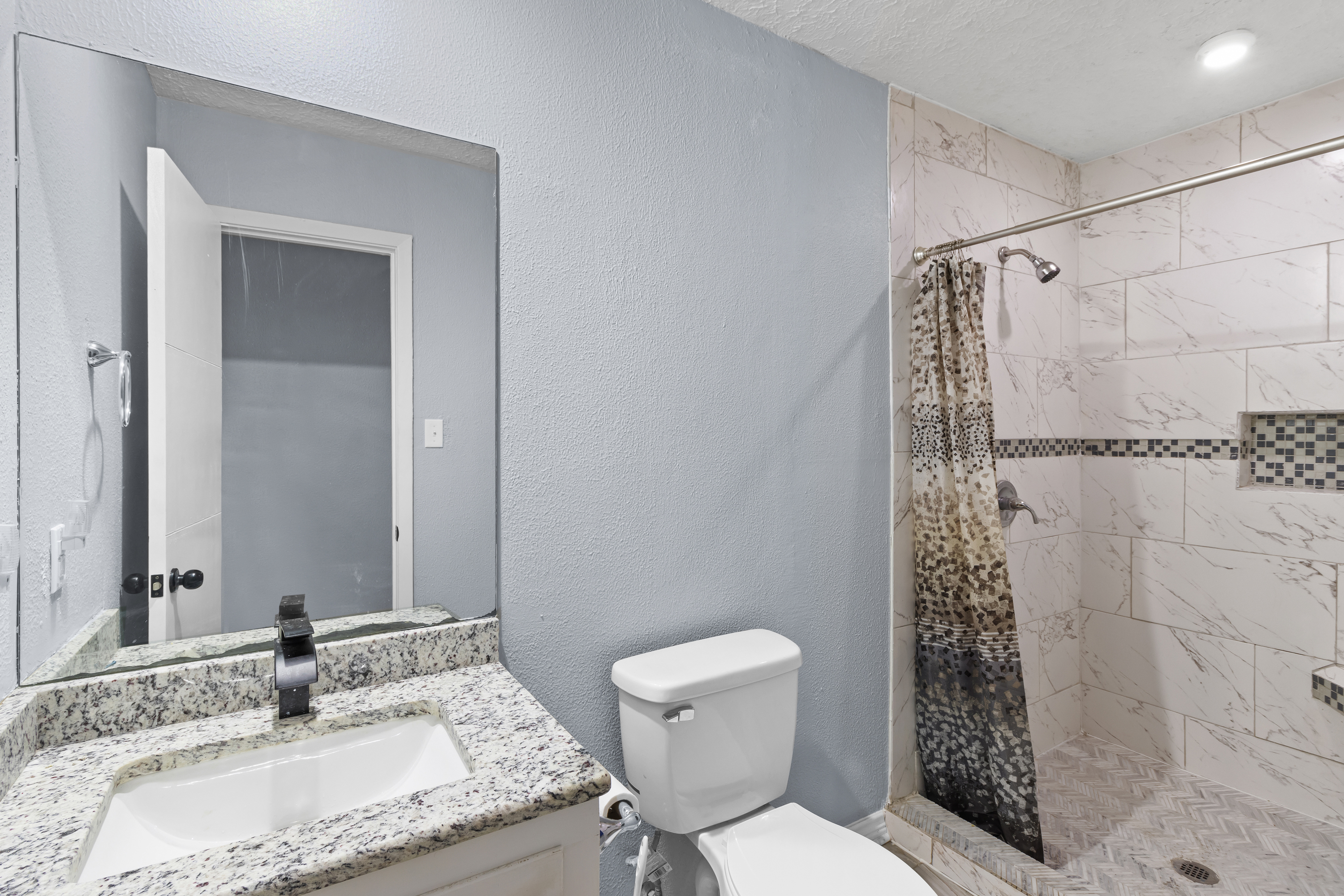 Henderson, Texas, 75652, United States, 6 Bedrooms Bedrooms, ,5 BathroomsBathrooms,Residential,For Sale,1920809