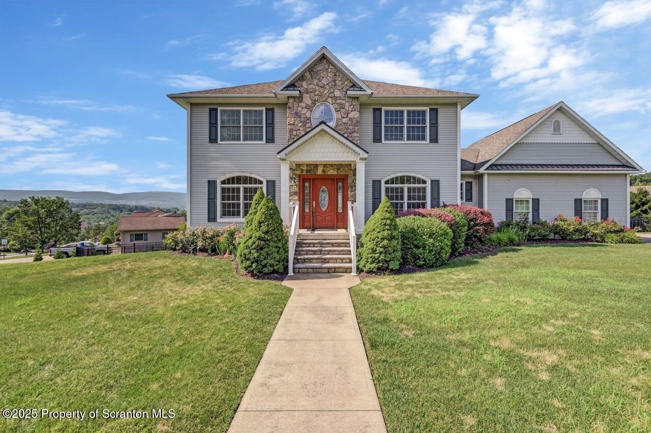 Throop, Pennsylvania, 18512, United States, 3 Bedrooms Bedrooms, ,3 BathroomsBathrooms,Residential,For Sale,1889511