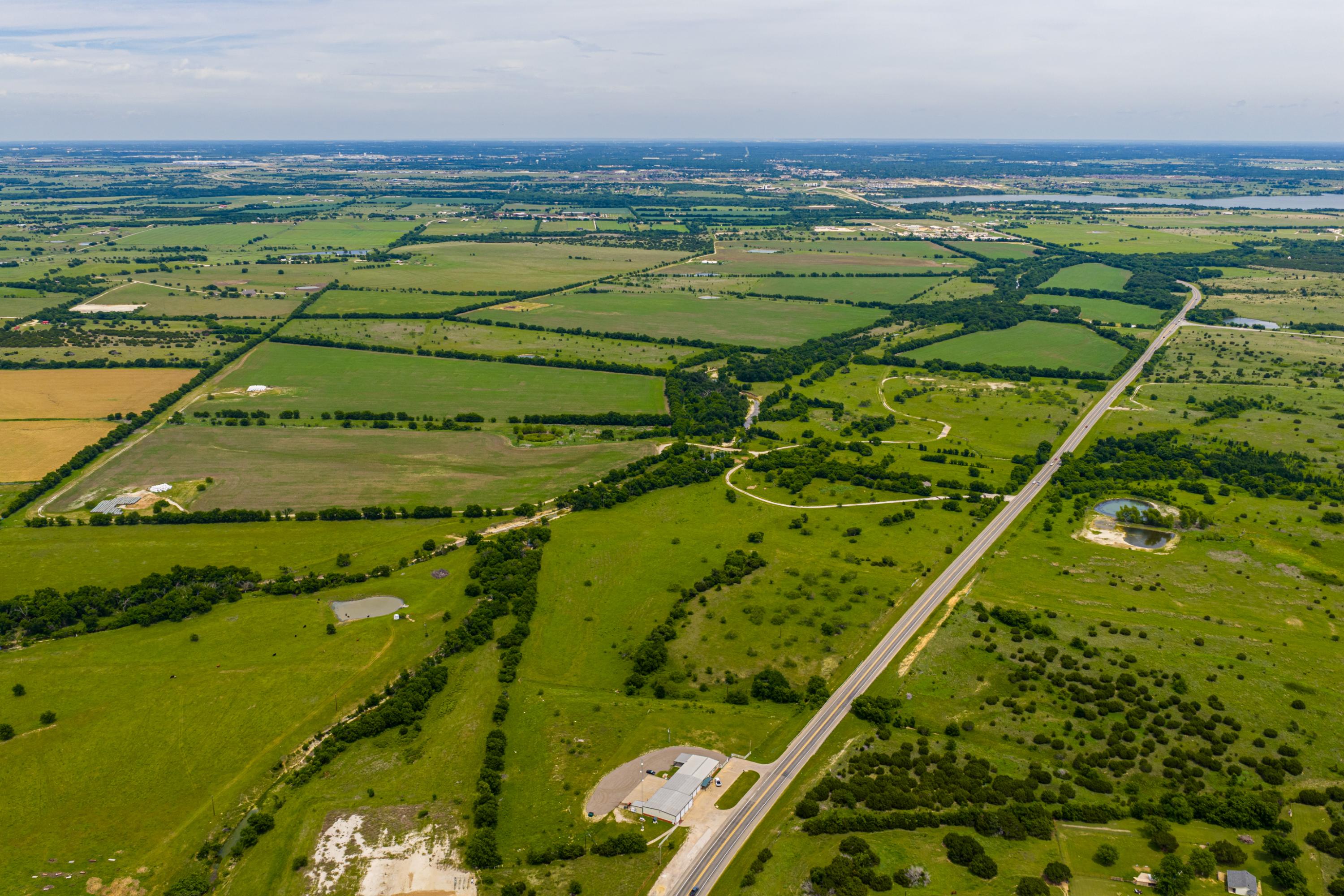 667 Acre Development Property With Two Miles Of Highway Frontage - 物件實景