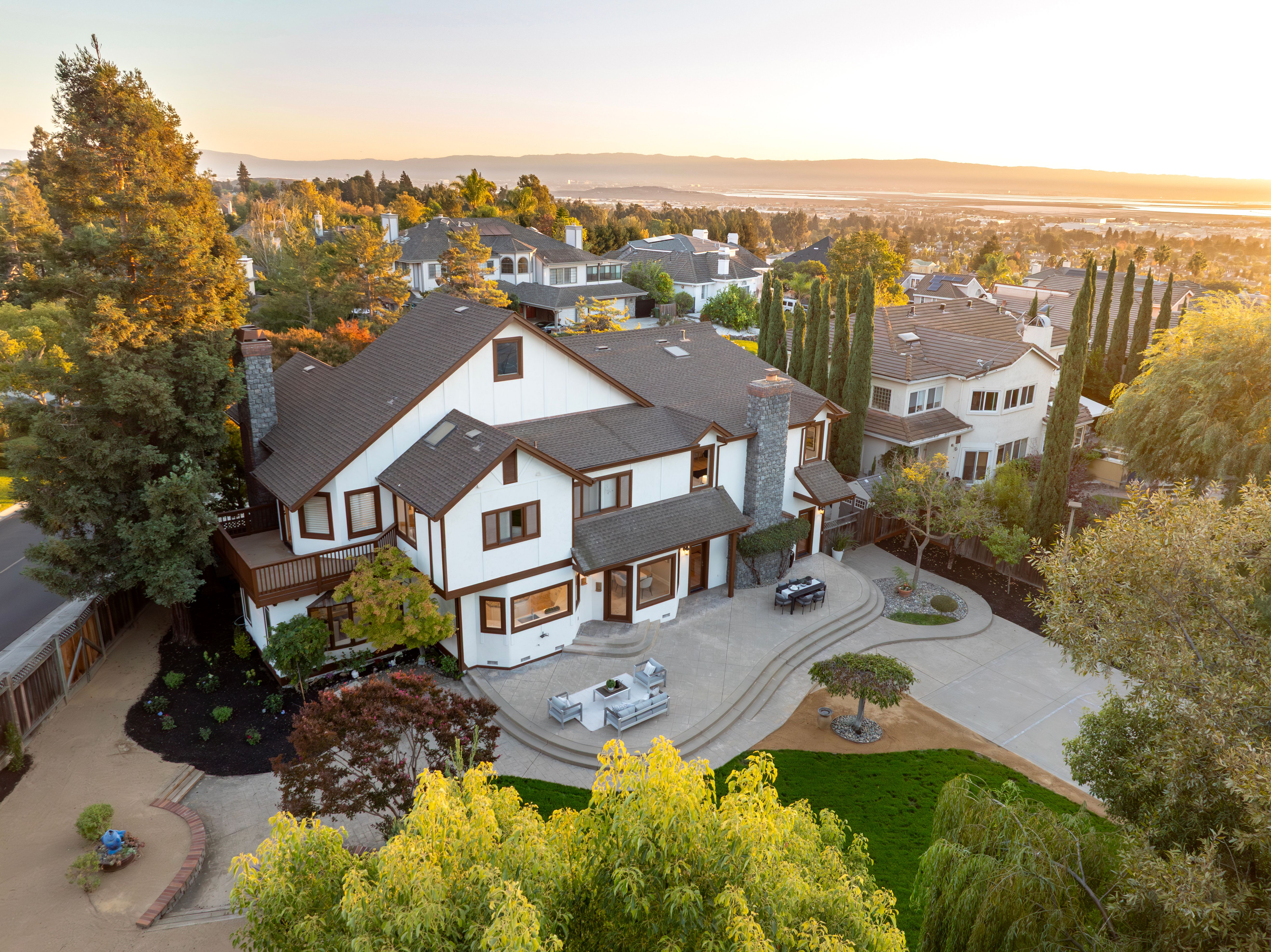  Grand Tudor Estate Offering Luxury Living in Gated Vineyard Heights - 物件實景