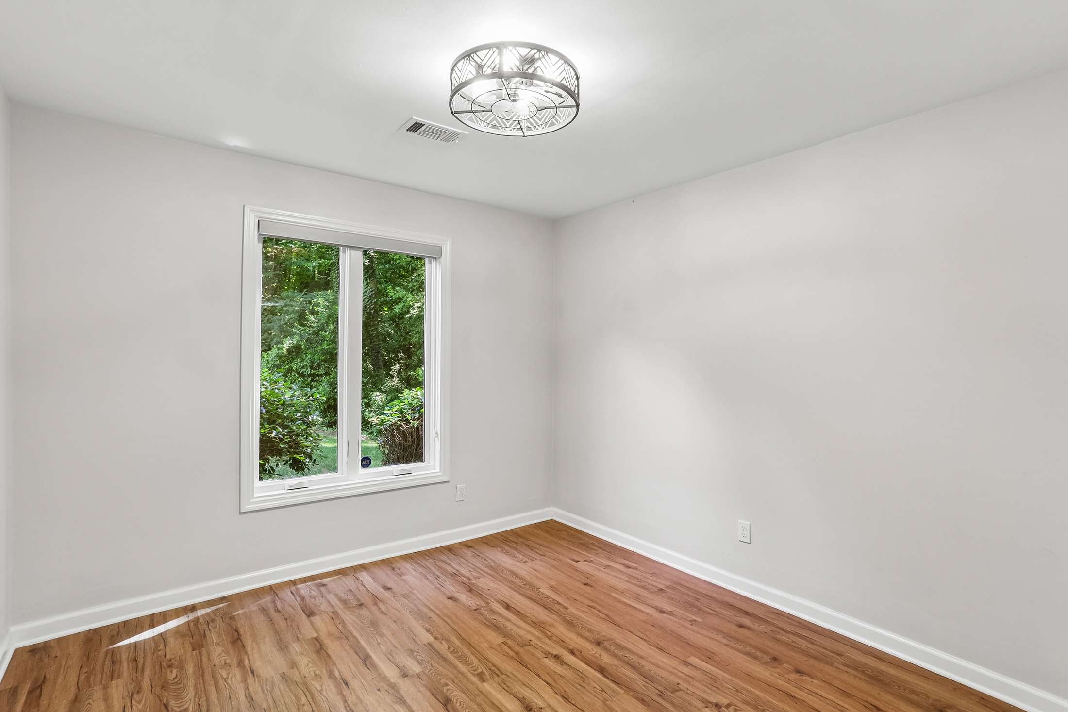  Completely Renovated Move-In Ready End Unit - 物件實景